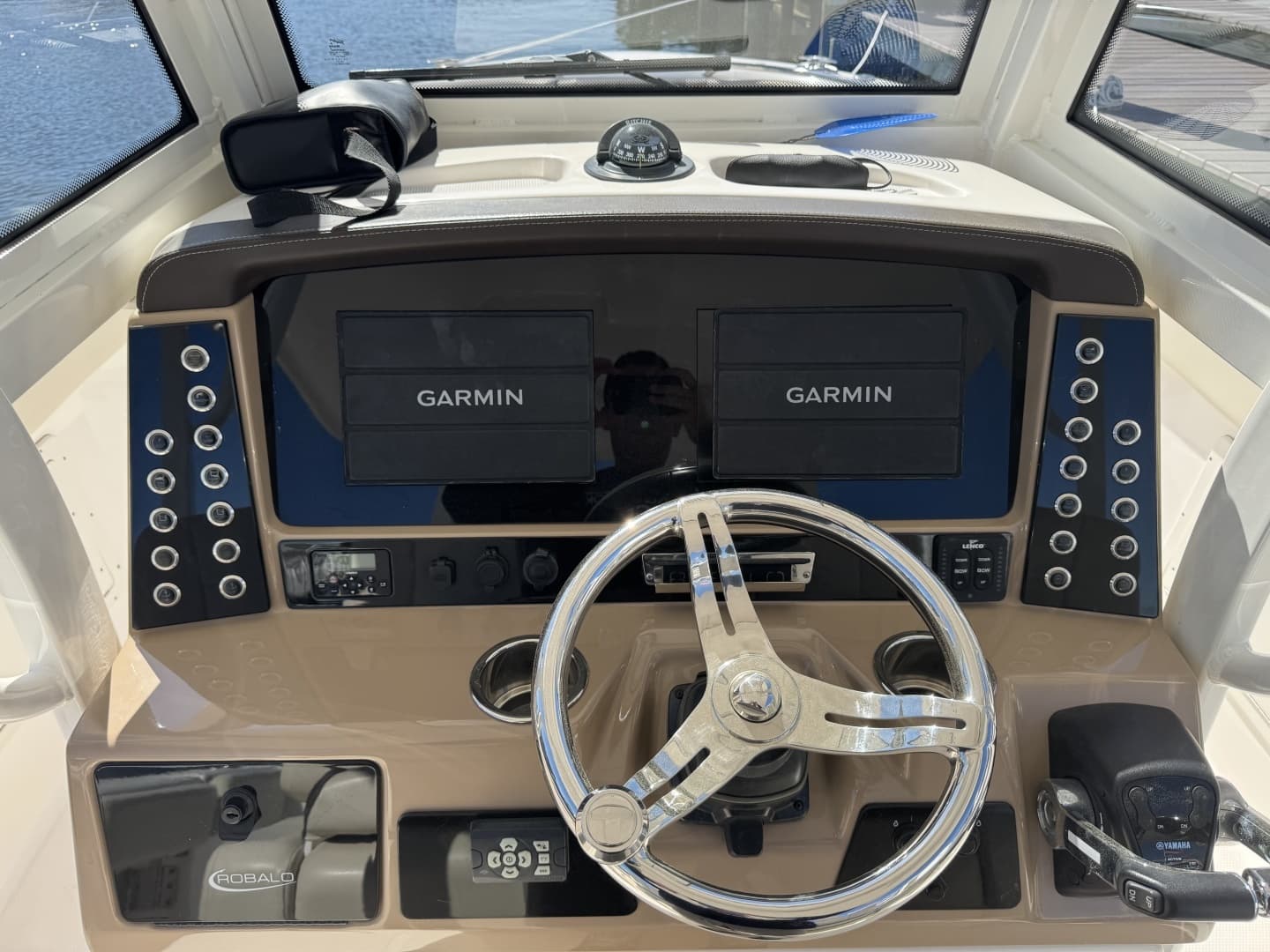 2020 Robalo R272 Center Console - Image 14