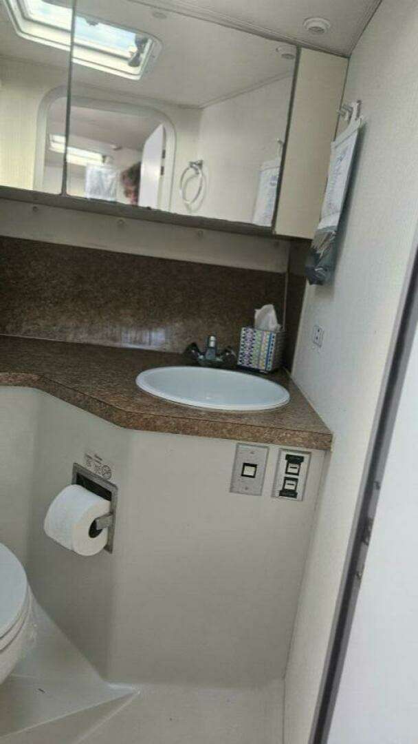 1990 Trojan 11M Express - Image 33