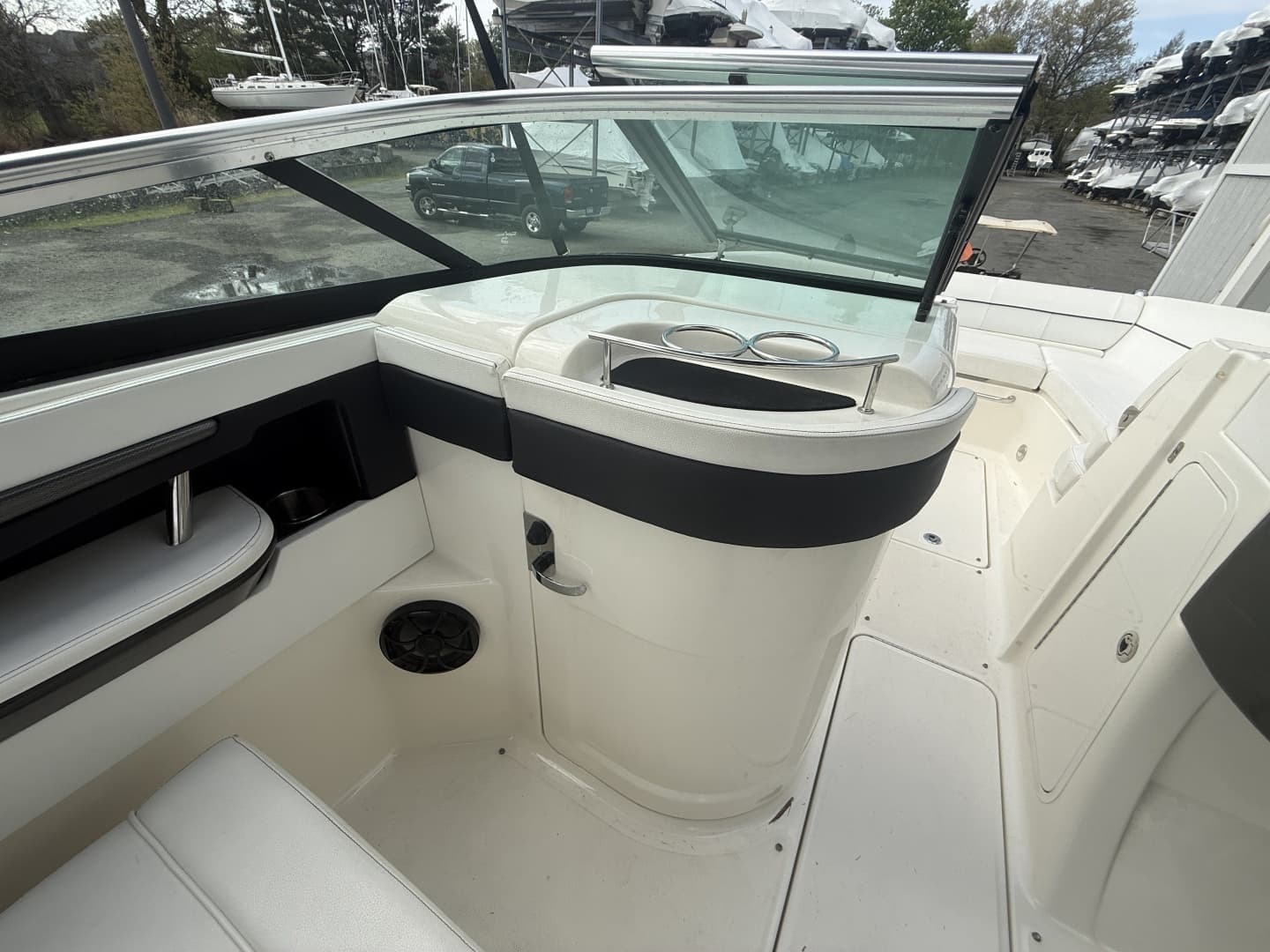 2015 Sea Ray 240 Sundeck - Image 9