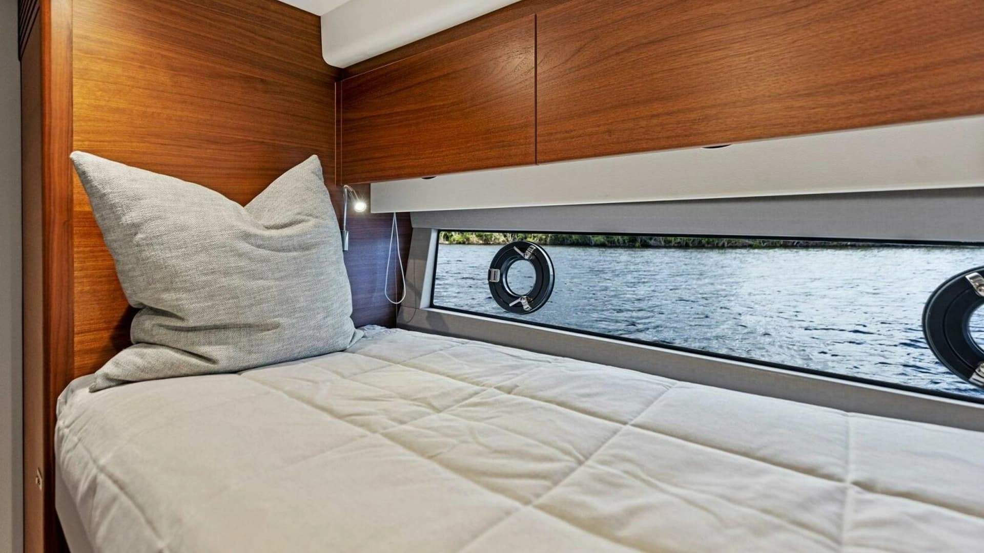 2025 Princess F50 Flybridge - Image 30