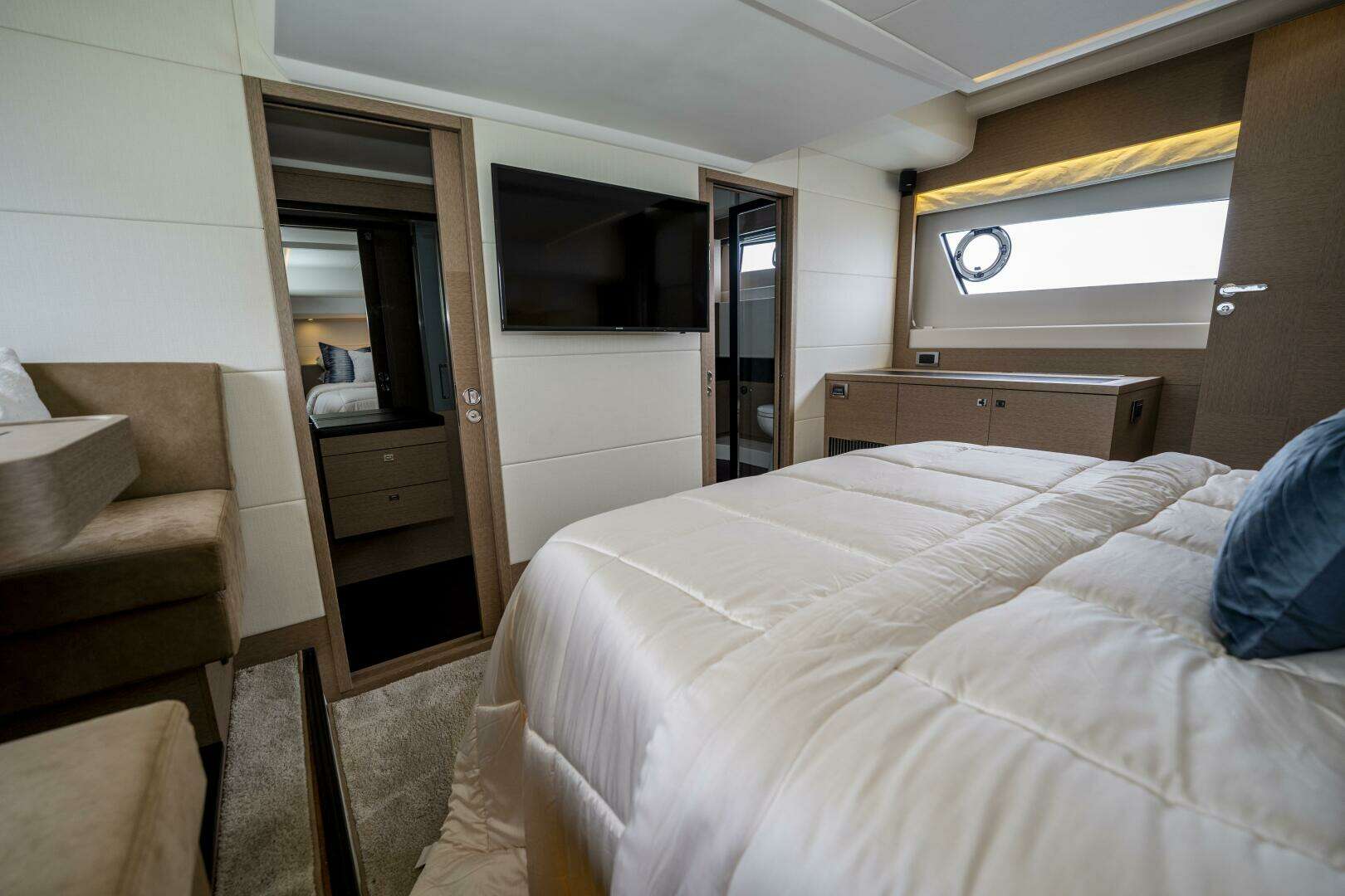 2018 Prestige 560 - Image 46