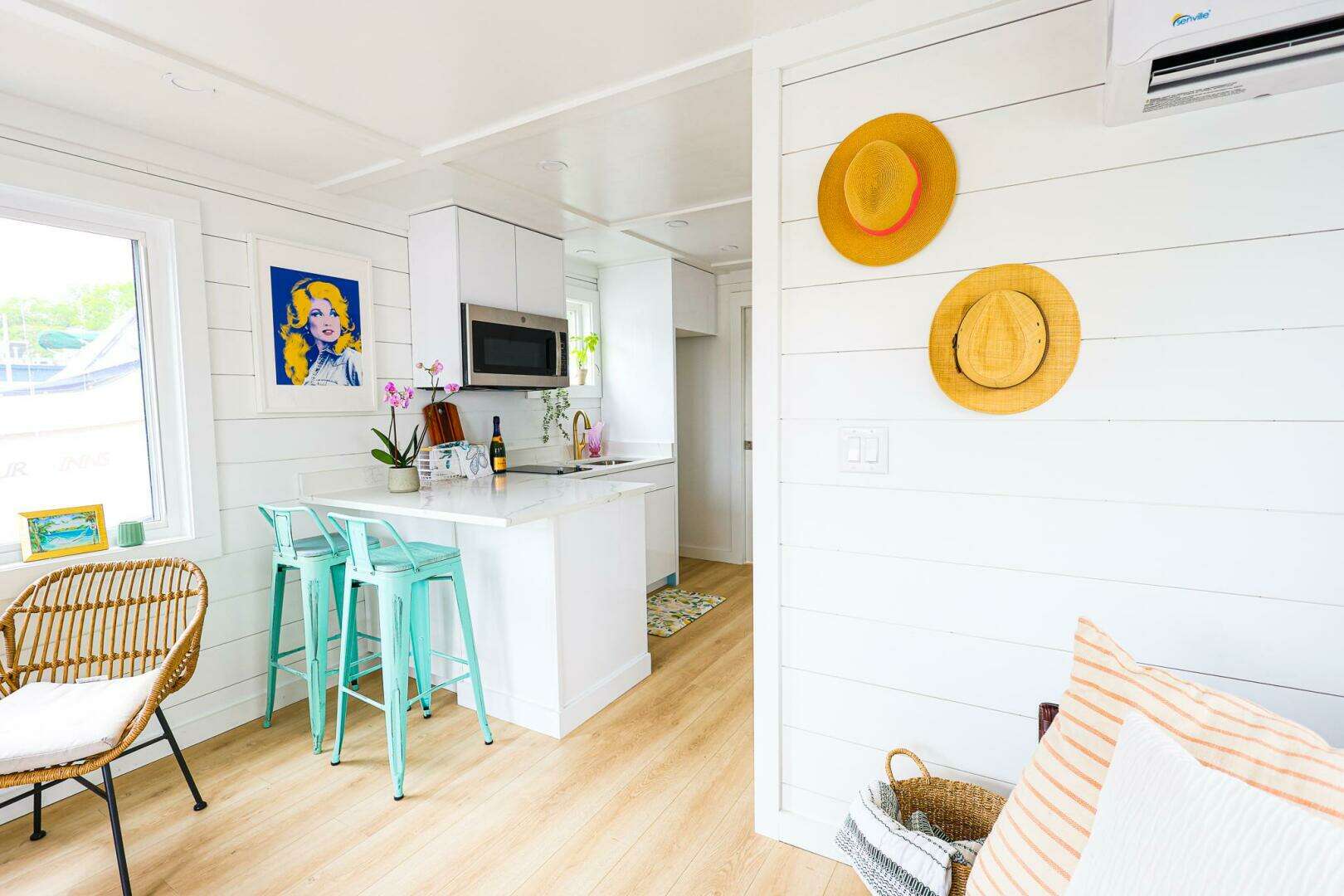 2025 Custom Hank's 40 Houseboat - Image 6