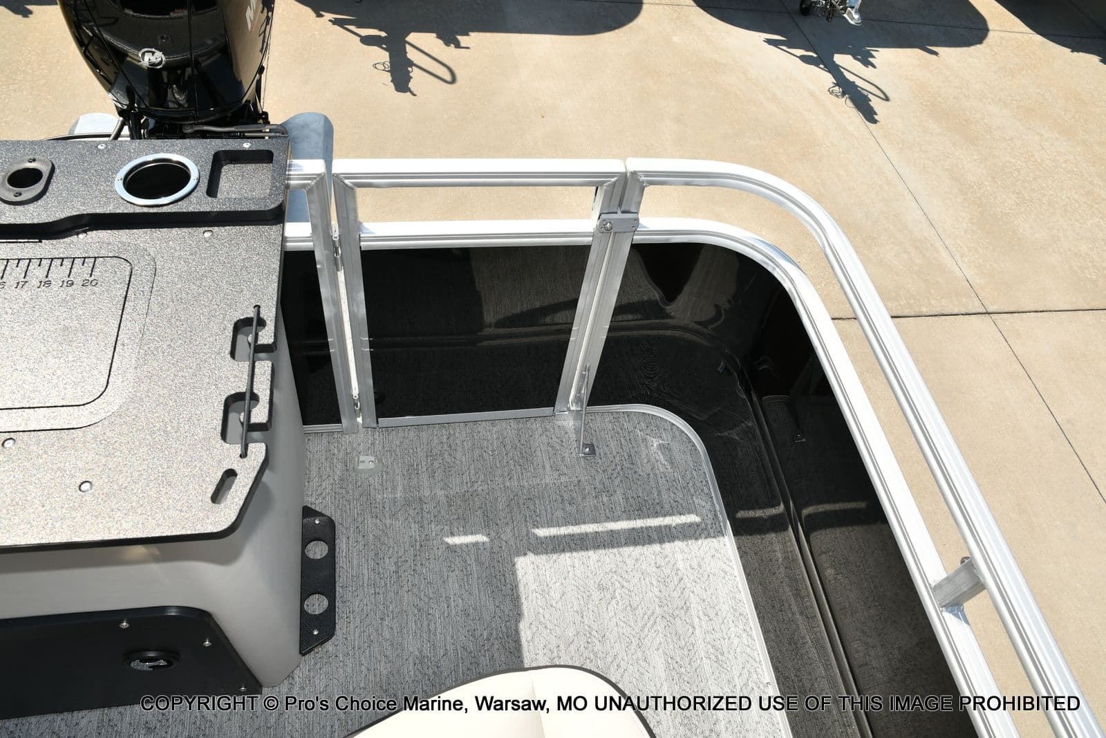 2026 Sun Tracker Fishin' Barge 22 DLX w/115HP Pro-XS 4 Stroke - 50