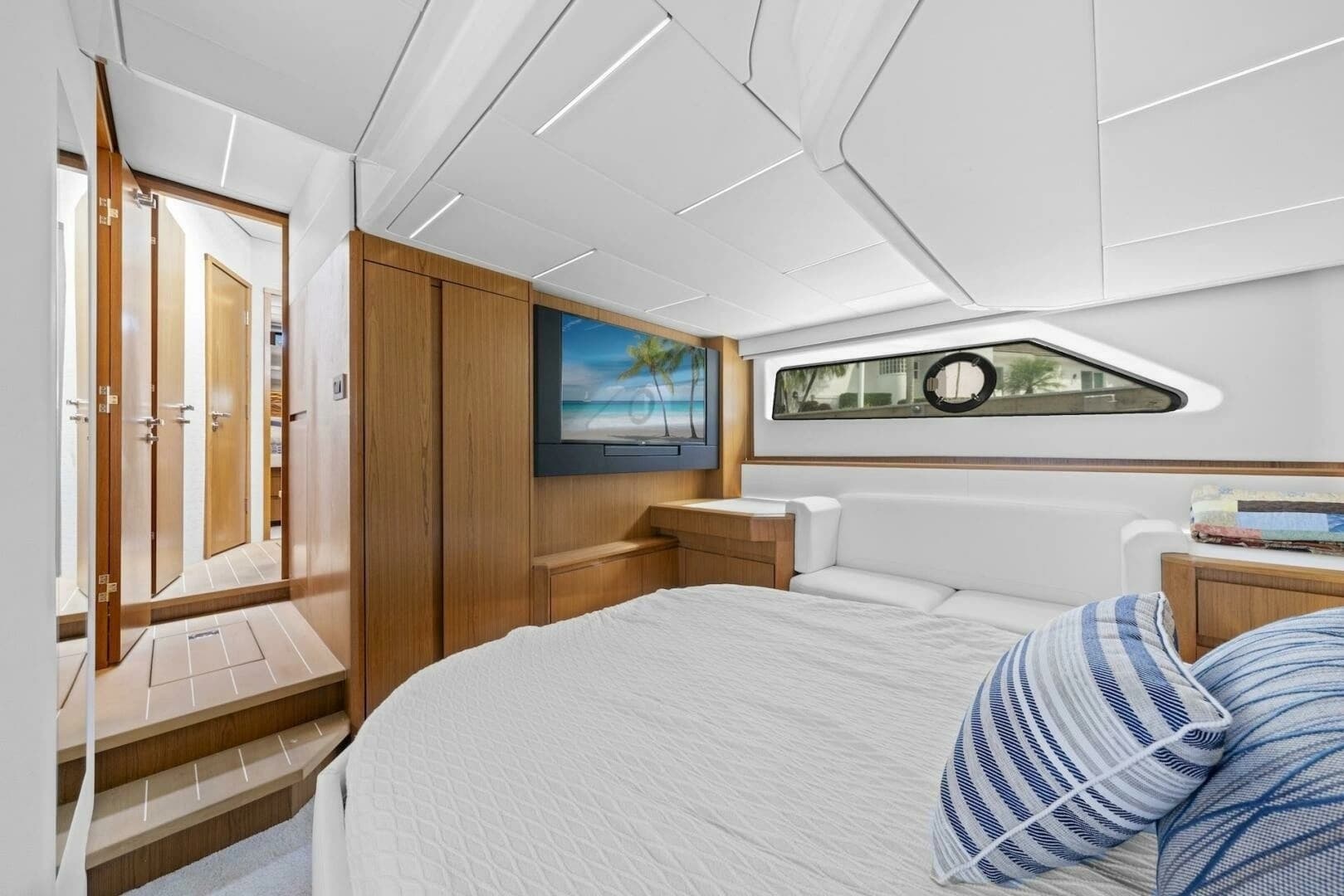 2023 Tiara Yachts EX 60 - Image 5