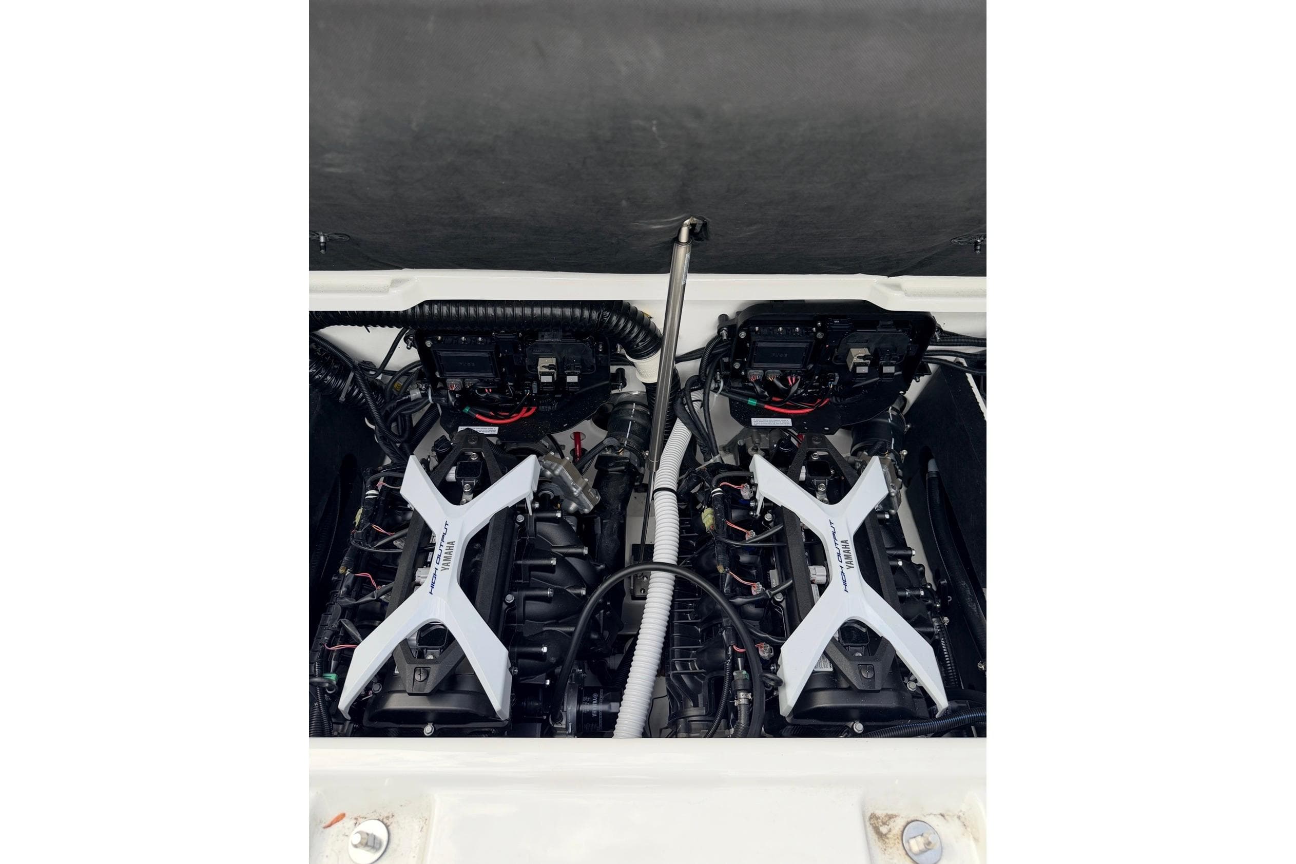 Yamaha Boats 222XD 2026 engine view, showcasing powerful dual-engine setup.