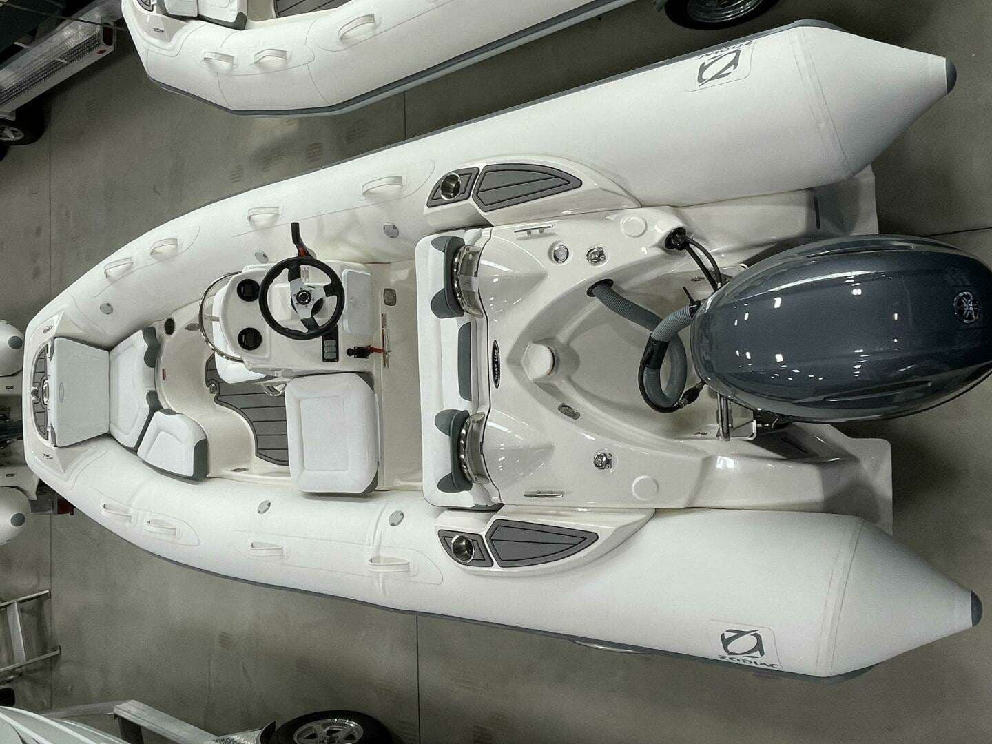 2025 Zodiac Yachtline 490 Deluxe NEO - Image 12