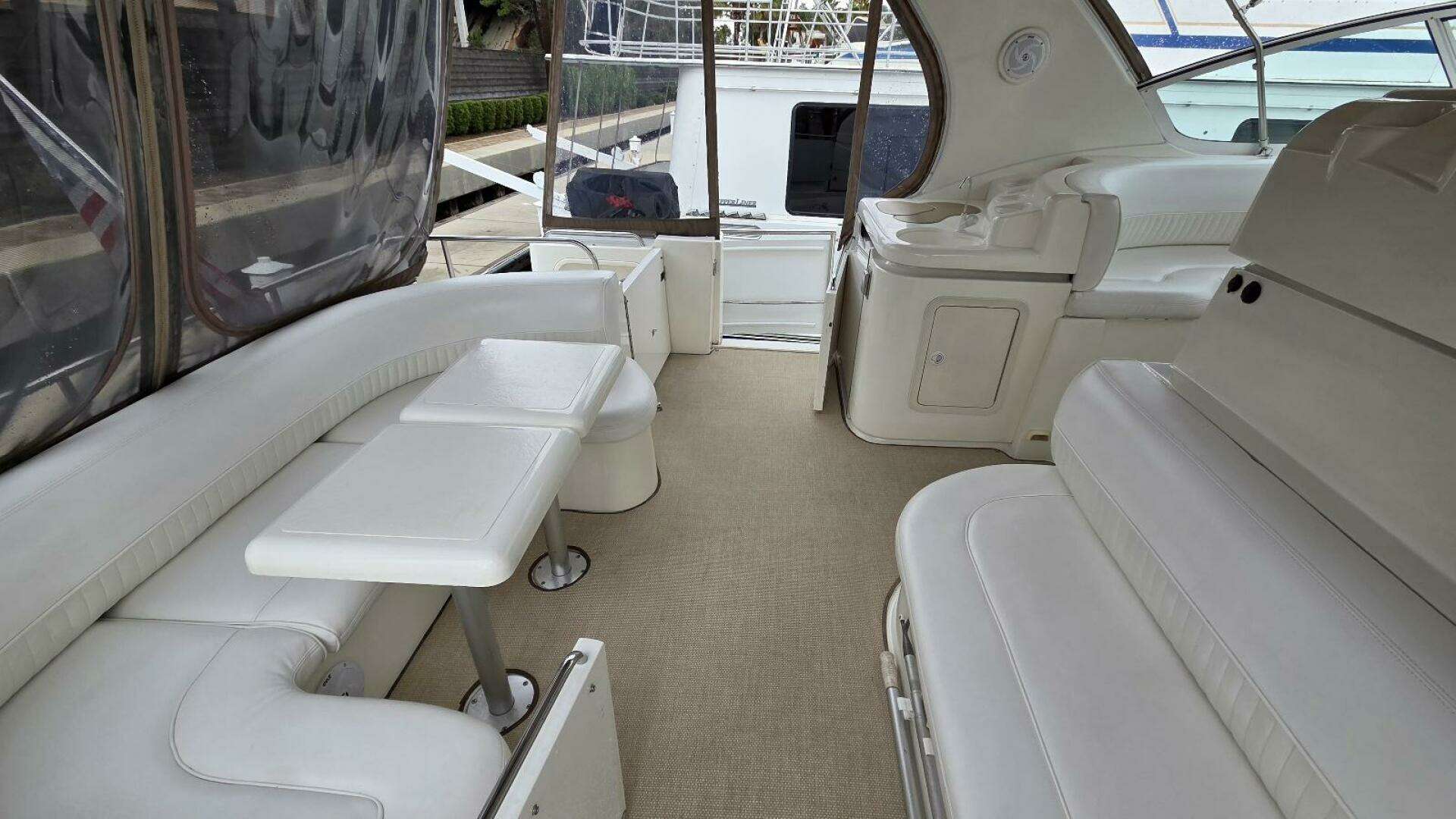 2000 Cruisers Yachts 4450 Express Motor Yacht - Image 13