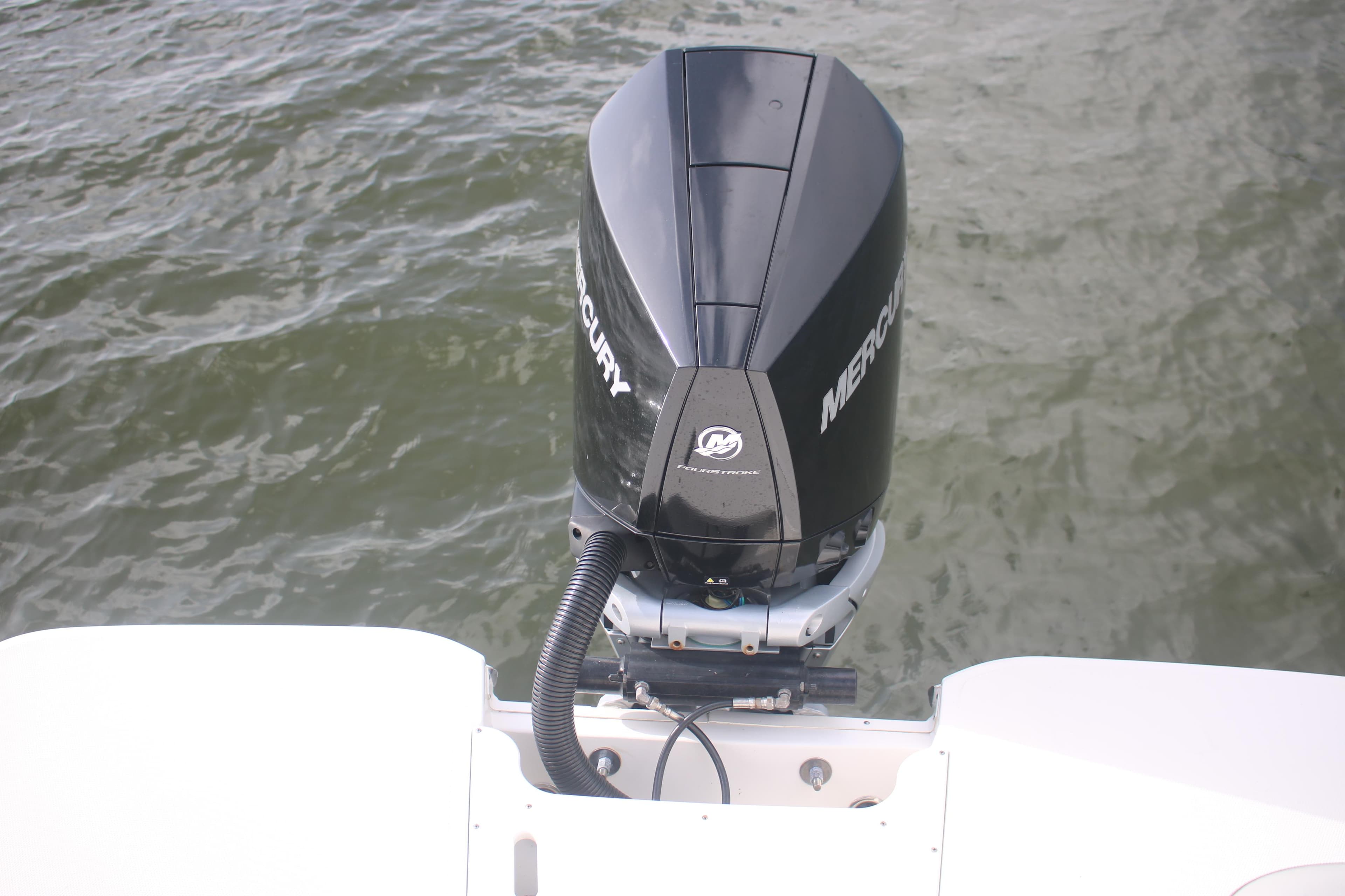 Outboard motor on 2022 Sea Ray 250 SDX-OB boat in water.