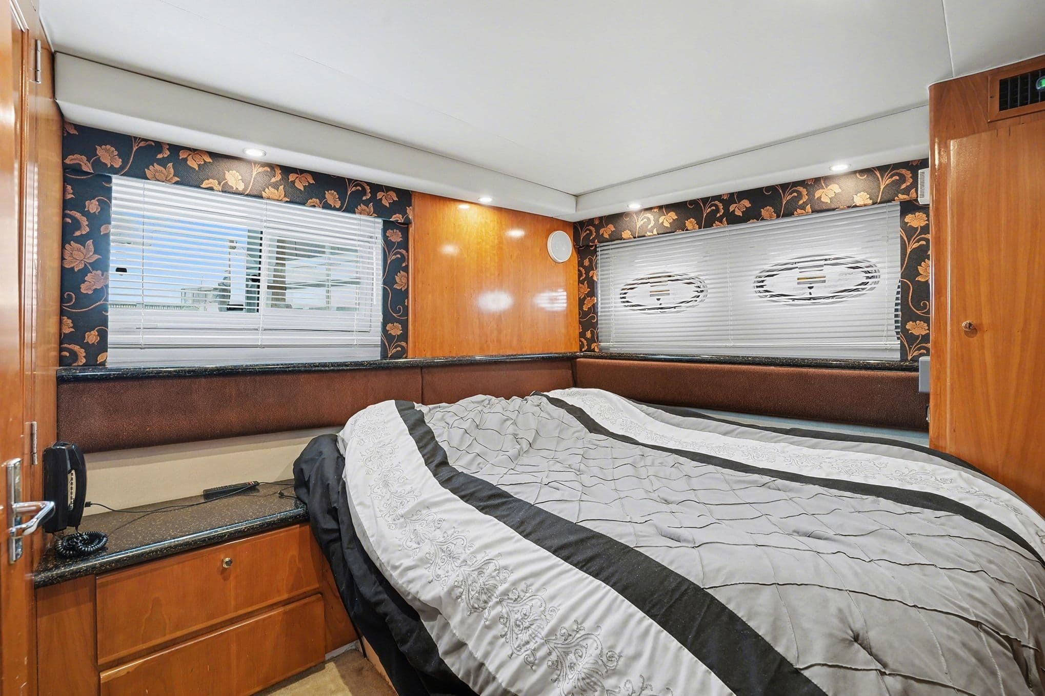 2001 Carver 356 Aft Cabin Motor Yacht - 13