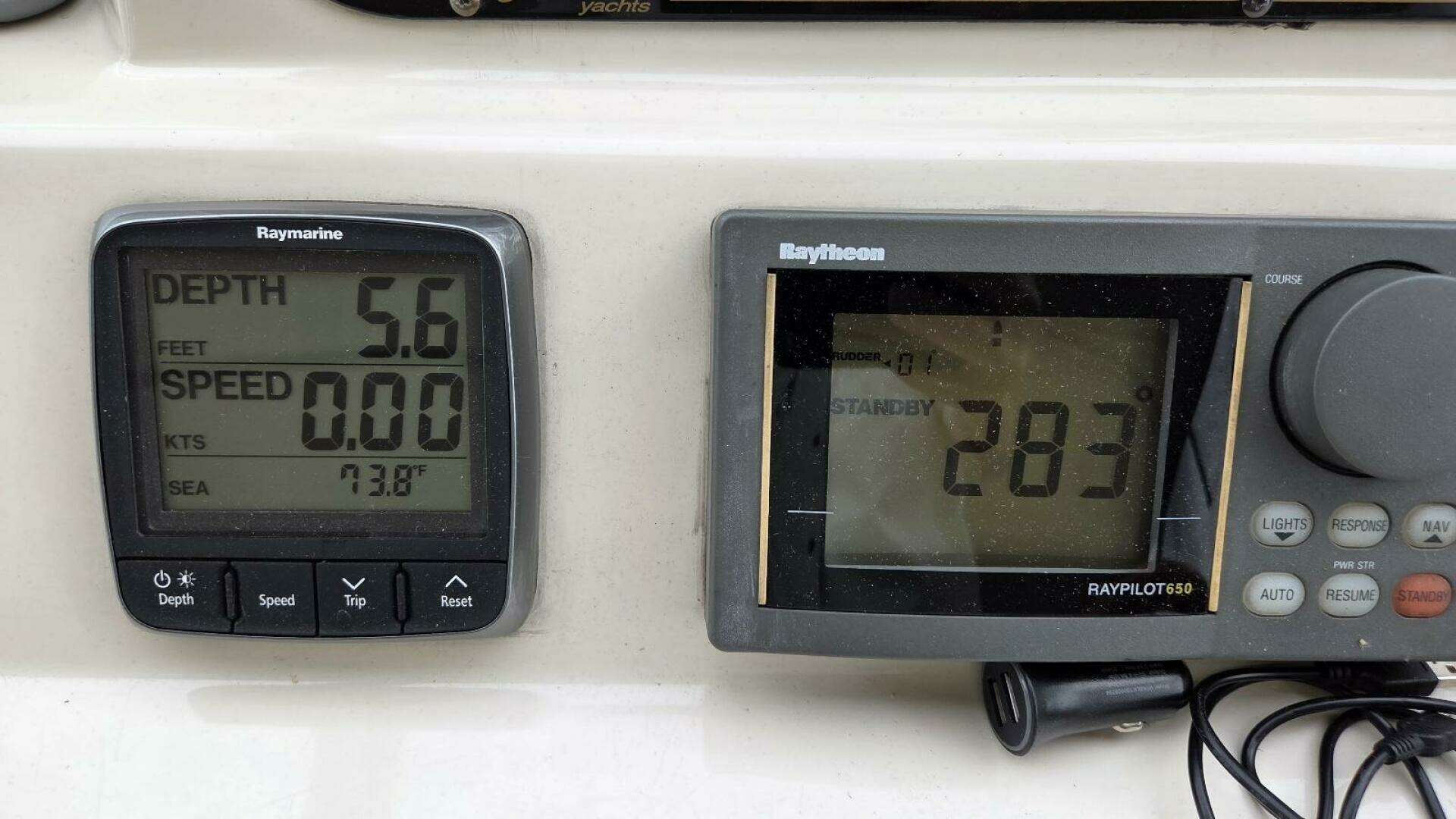 2000 Cruisers Yachts 4450 Express Motor Yacht - Image 22