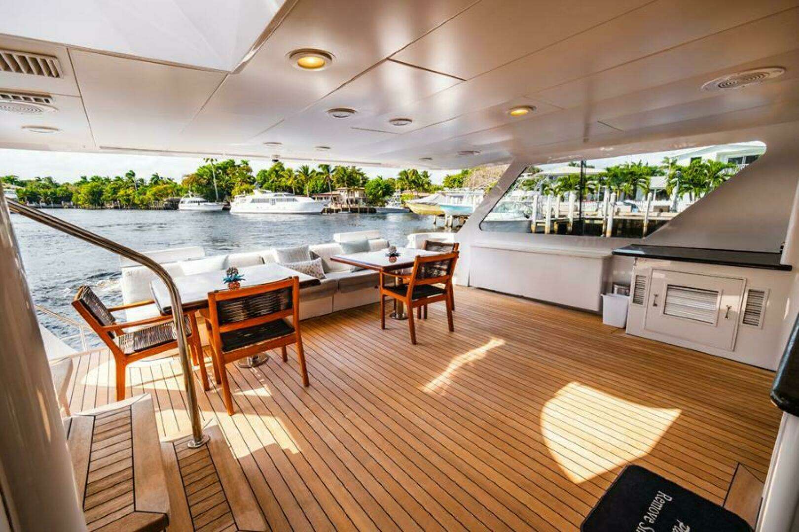 1995 Hatteras Flybridge Motor Yacht - Image 70