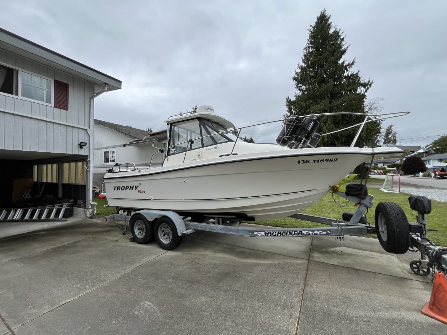 2005 Bayliner Trophy 2052 Walkaround - Image 4