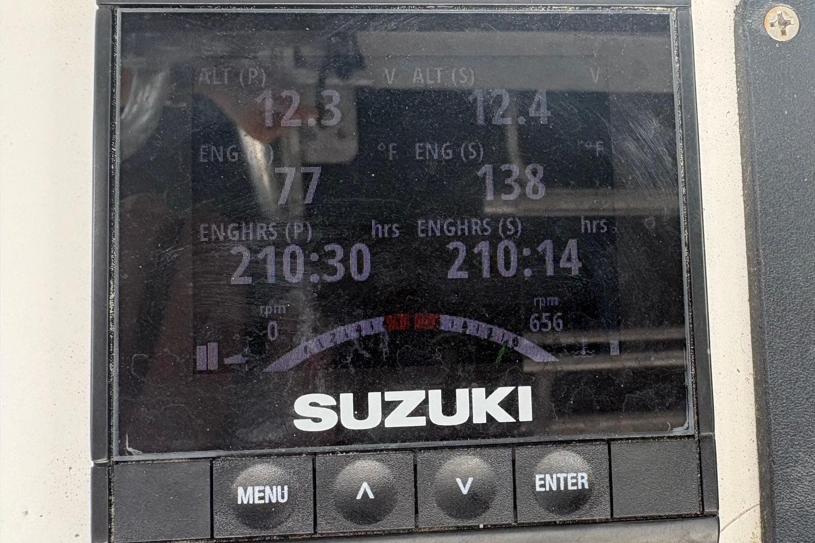 Suzuki engine display on 2006 Bluewater 2850 CC showing engine hours and temperature.