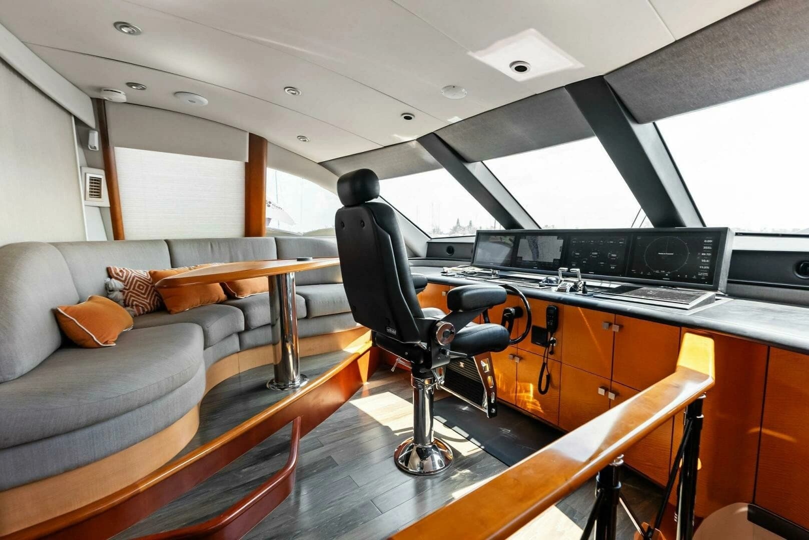 2006 Lazzara Yachts 84 Skylounge - Image 2