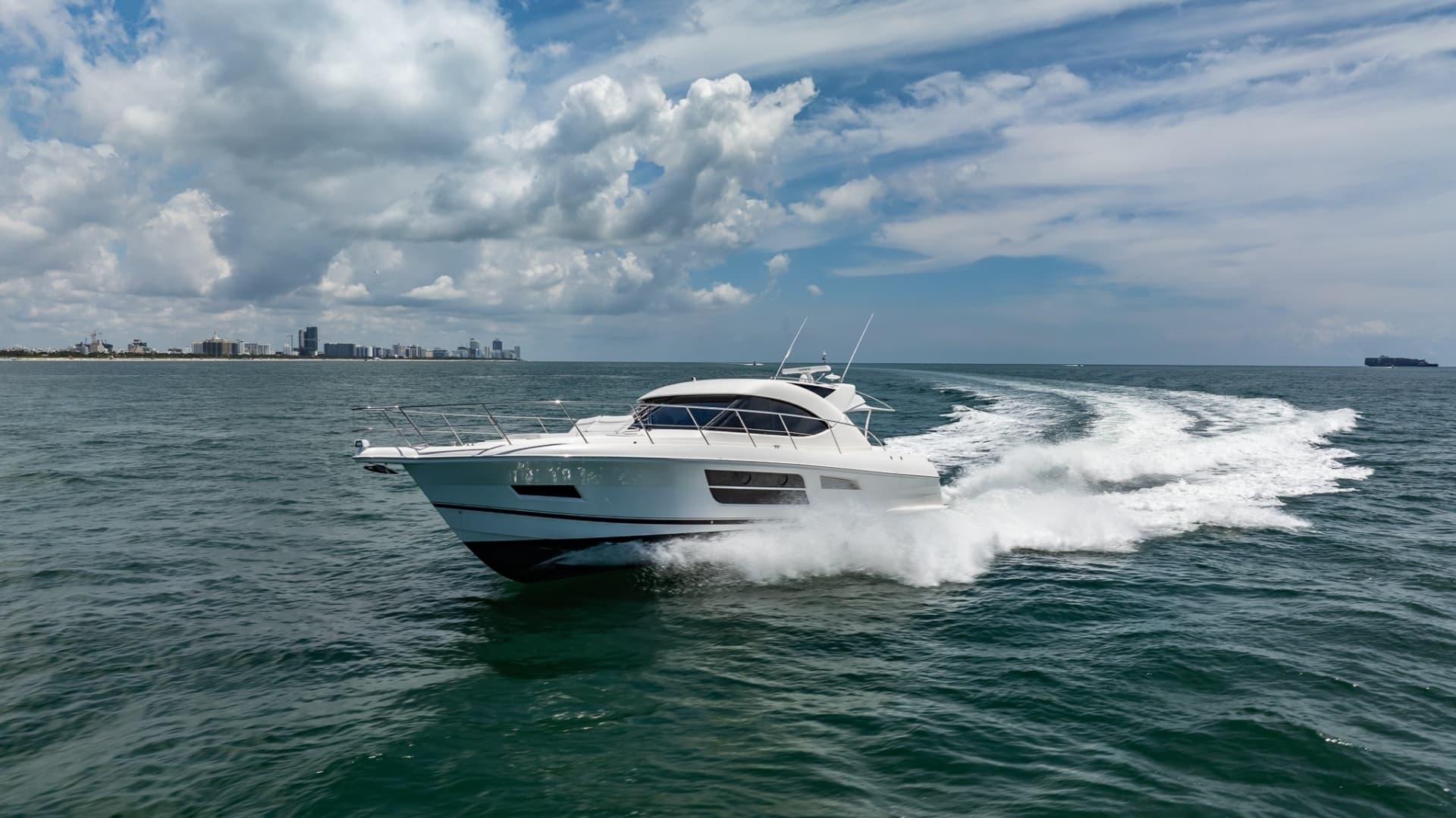 2016 Riviera 5000 Sport Yacht - Image 4