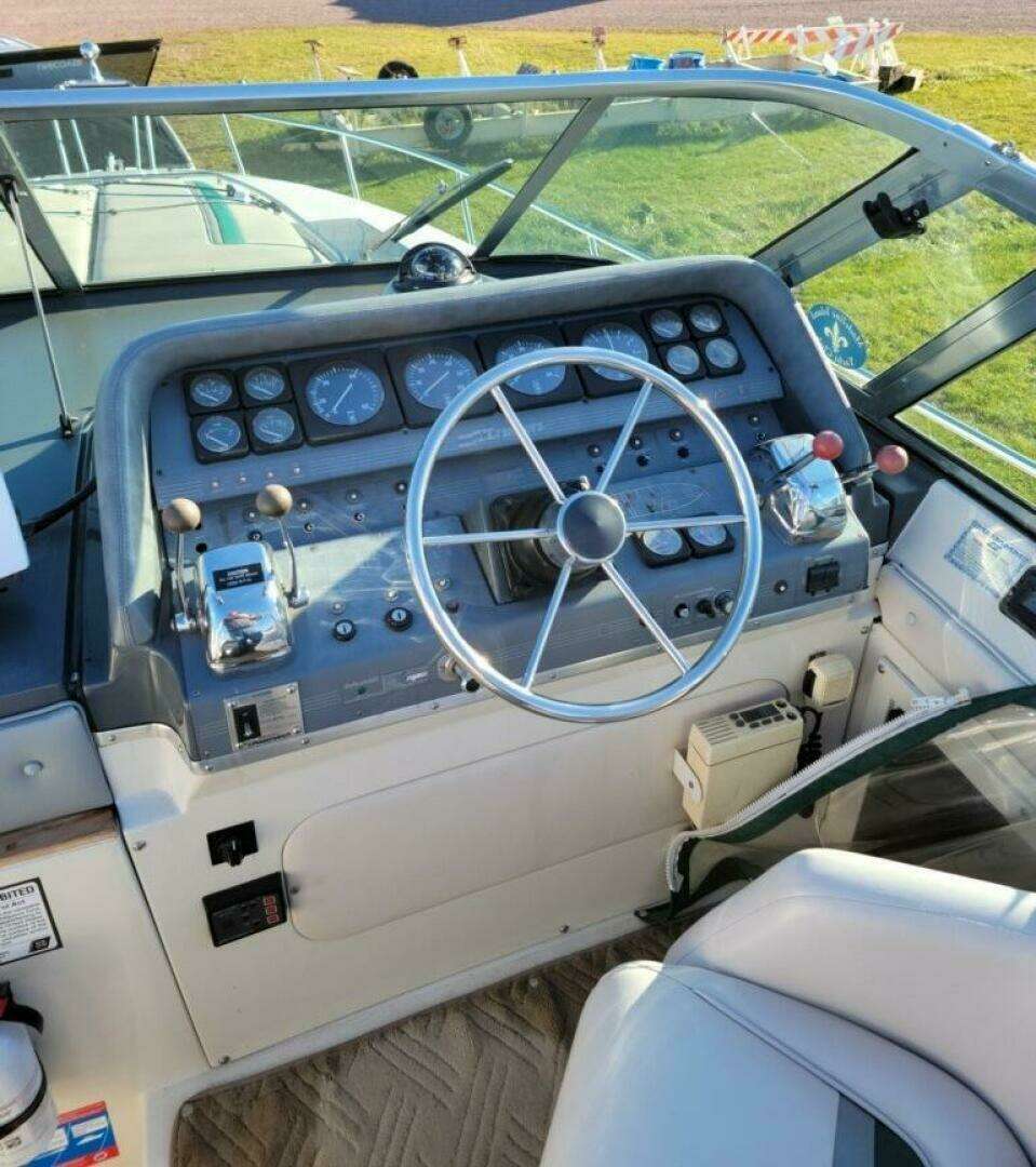 1989 Cruisers Yachts Esprit 3270 - Image 3