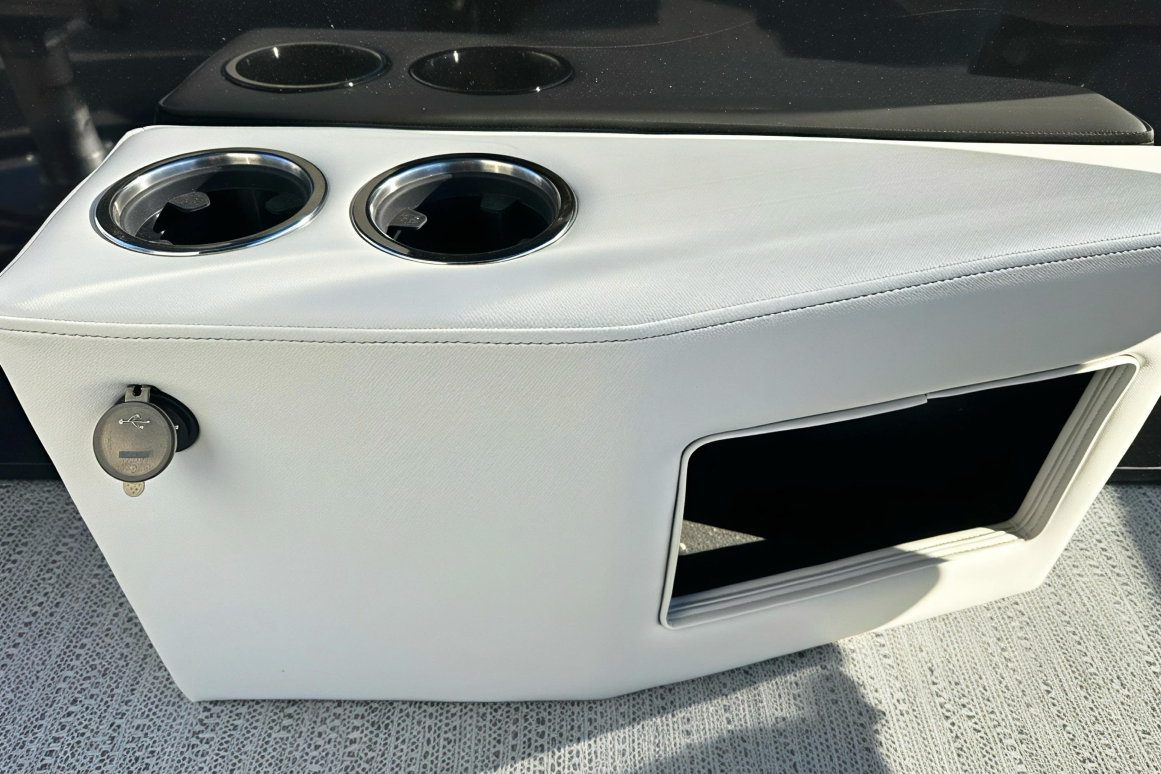 2026 Sweetwater 2286 QS boat console with cup holders and USB port.