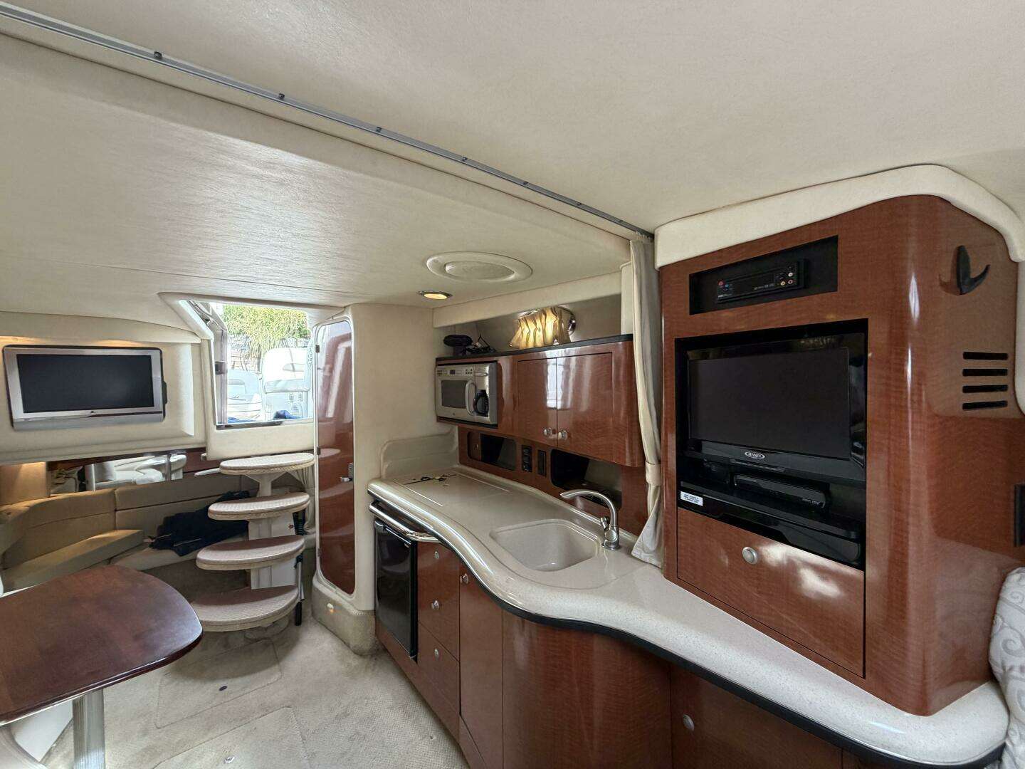 2005 Sea Ray 320 Sundancer - Image 7