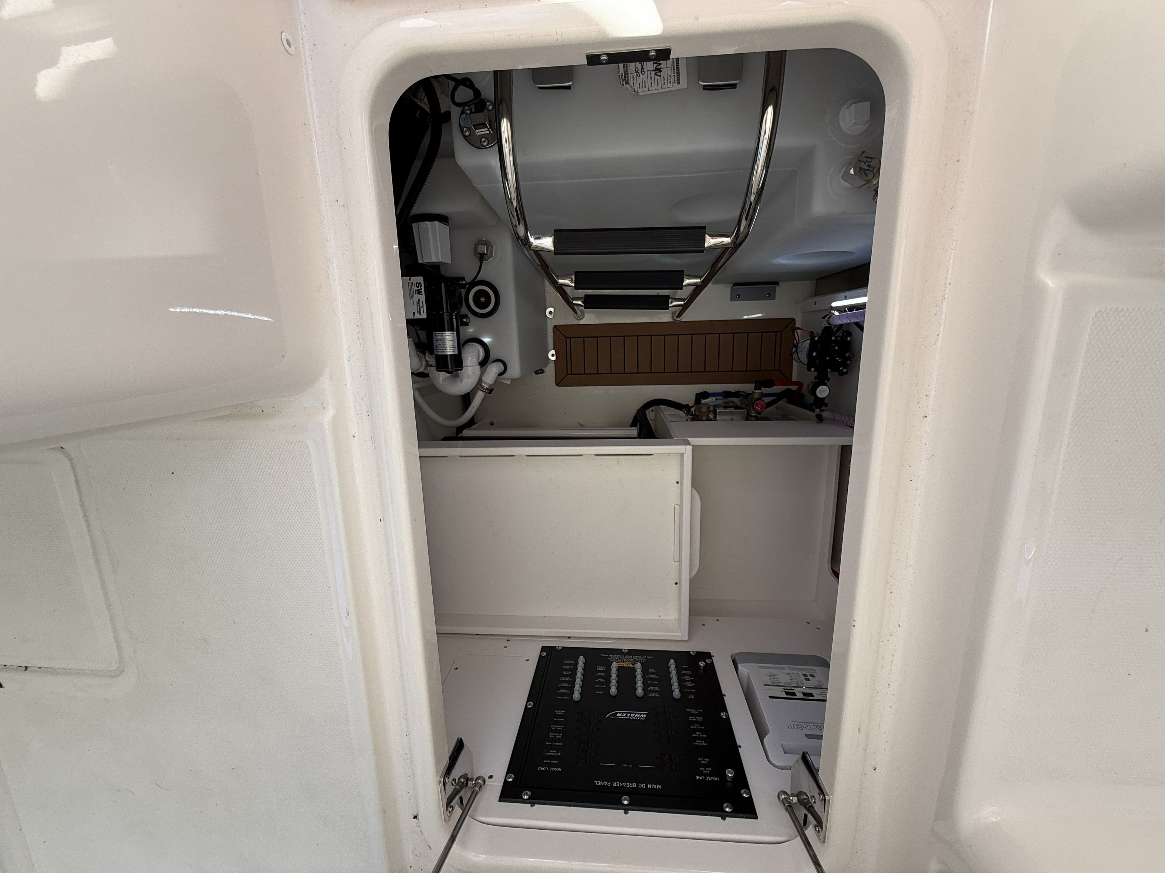 2026 Boston Whaler 405 Conquest - 21