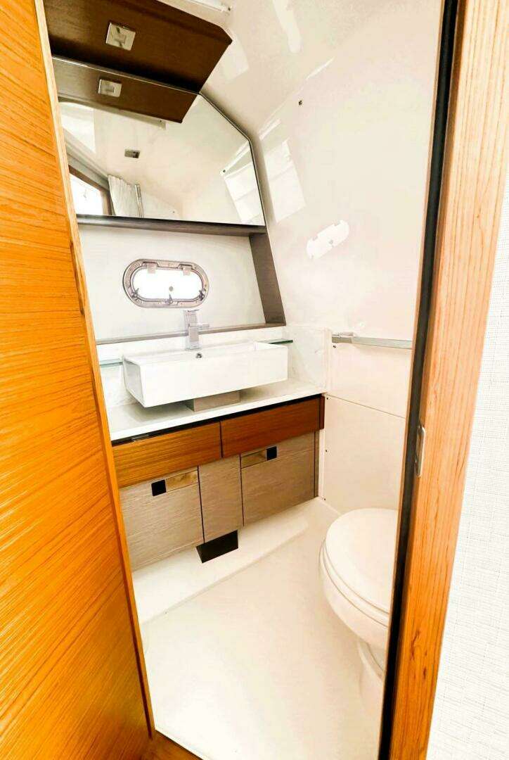 2024 Tiara Yachts 43 LS - Image 36
