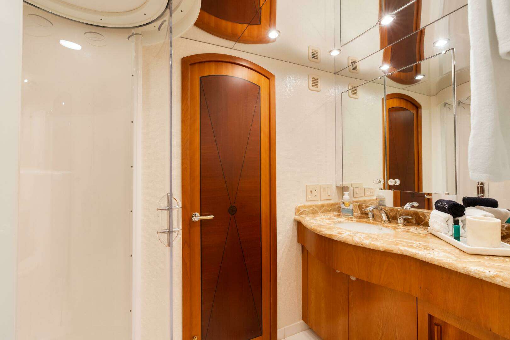 2005 Hatteras 100 Motor Yacht - Image 16