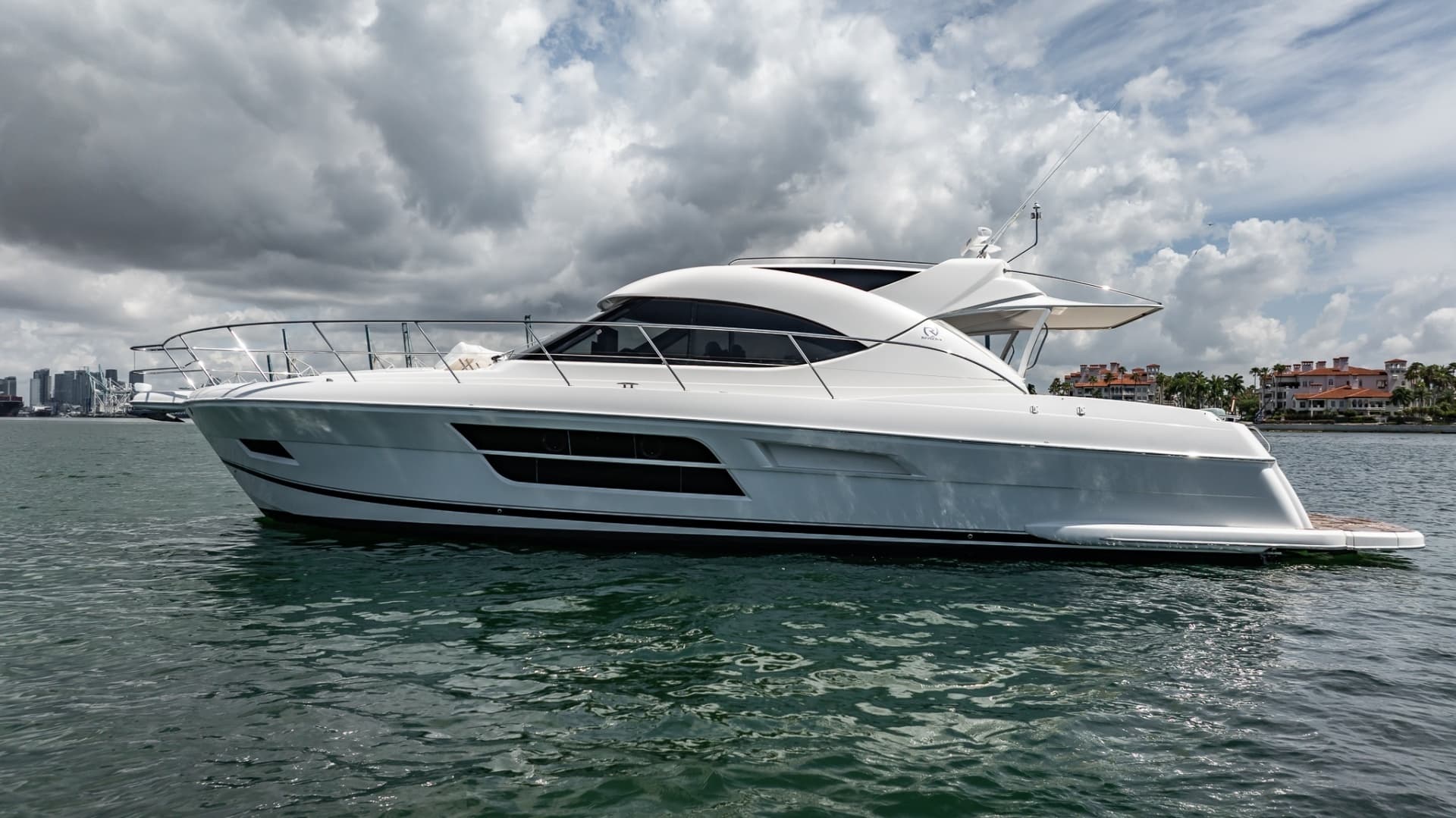 2016 Riviera 5000 Sport Yacht - Image 9