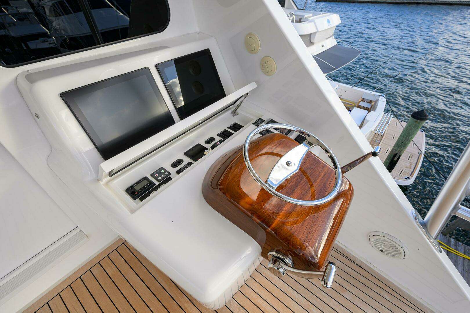 2020 Viking 92 Enclosed Bridge - Image 43