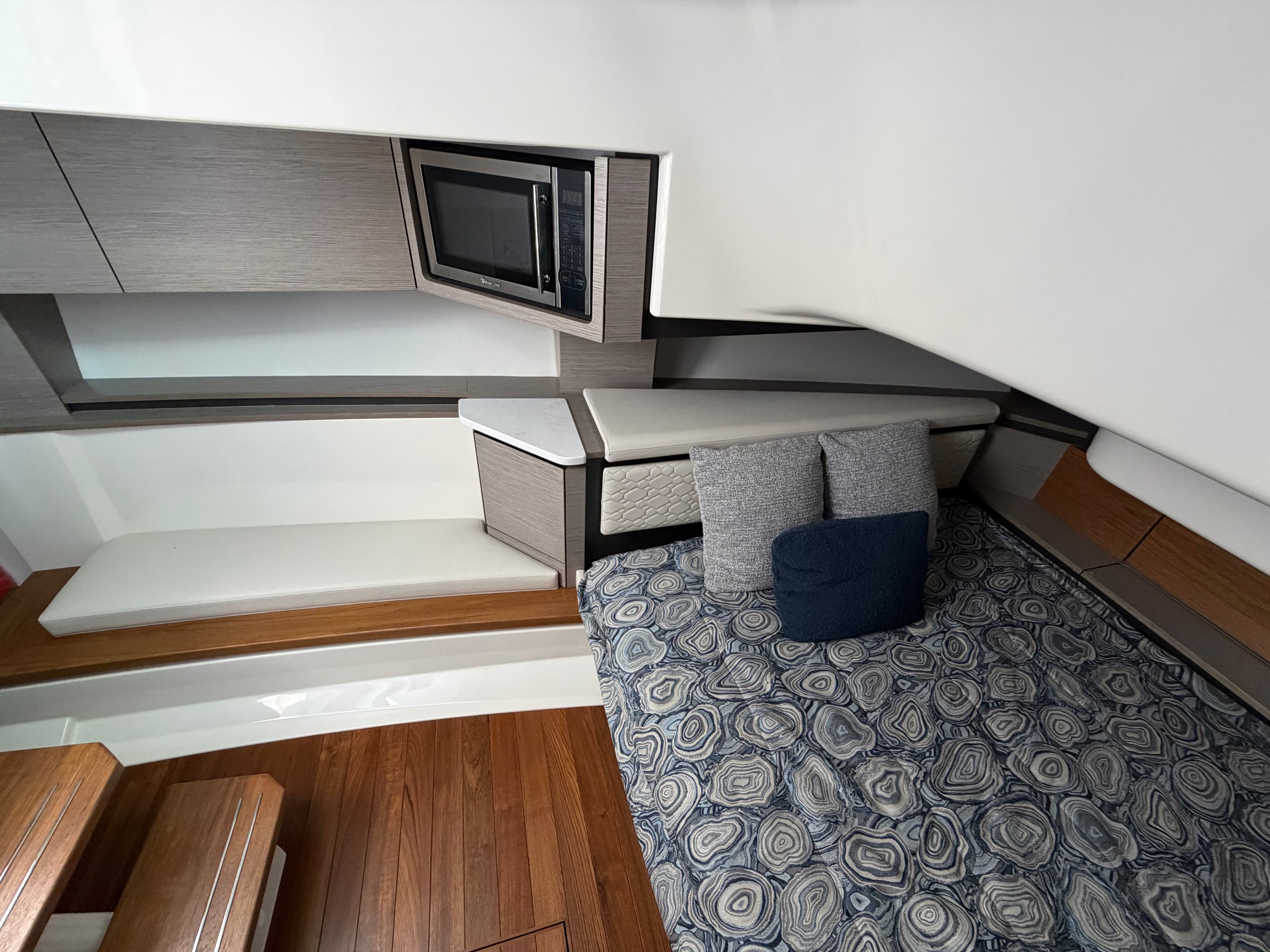 2024 TIARA YACHTS 43 LS - Image 16