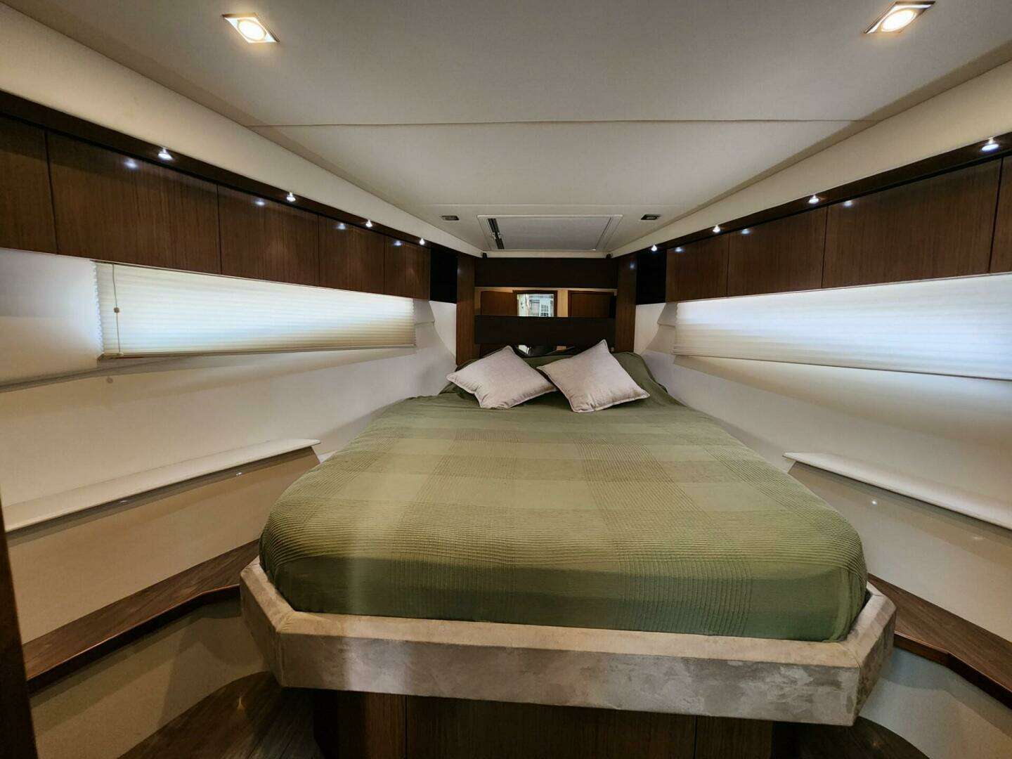 2016 Cruisers Yachts Cantius - Image 3