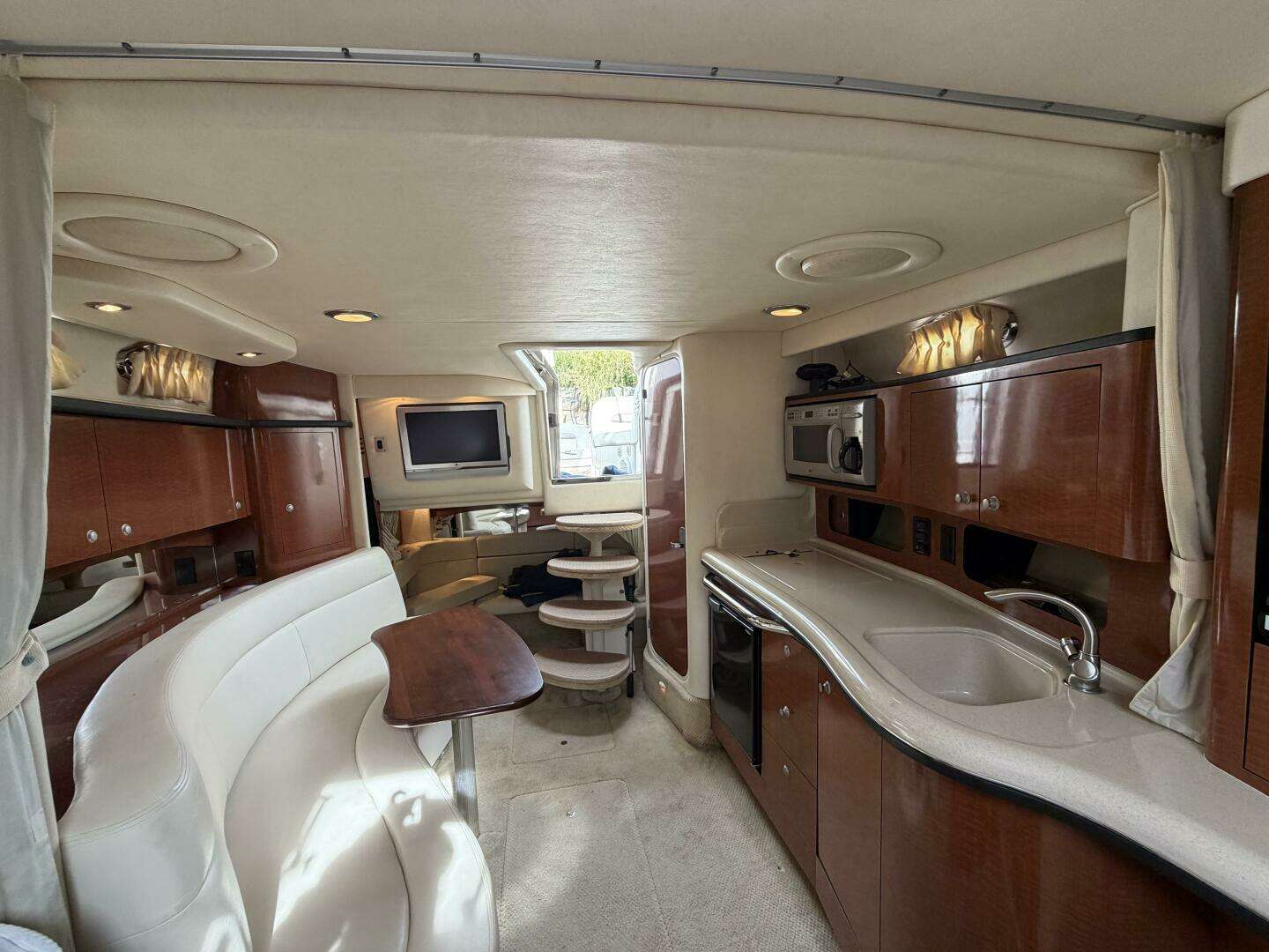 2005 Sea Ray 320 Sundancer - Image 6