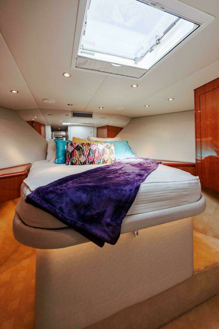 2005 Hatteras 50 Convertible - Image 44