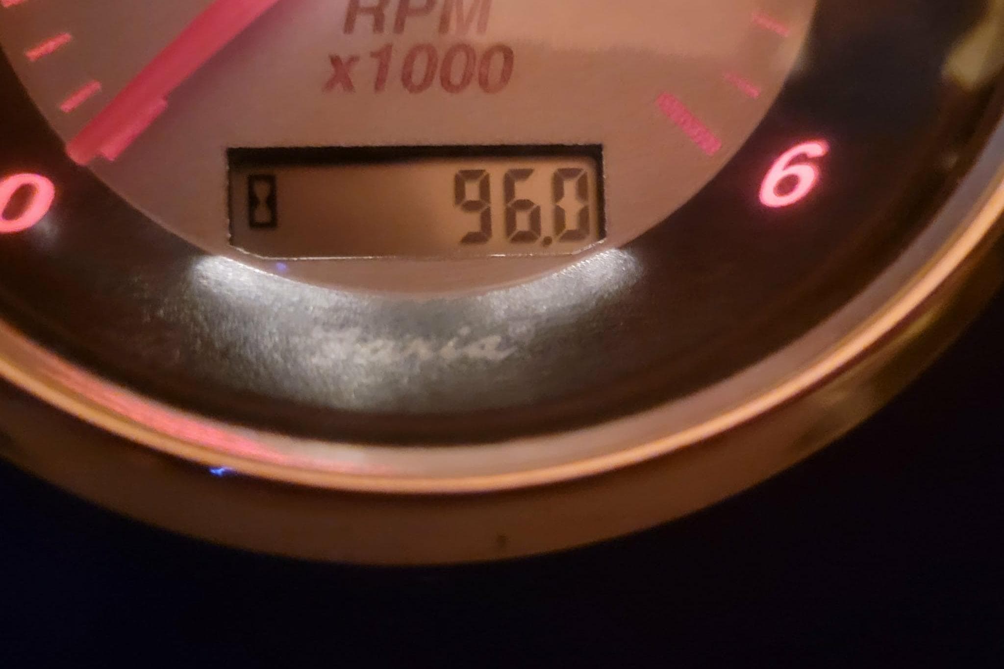 Close-up of a 2005 Chaparral 256 SSi tachometer displaying 960 RPM.