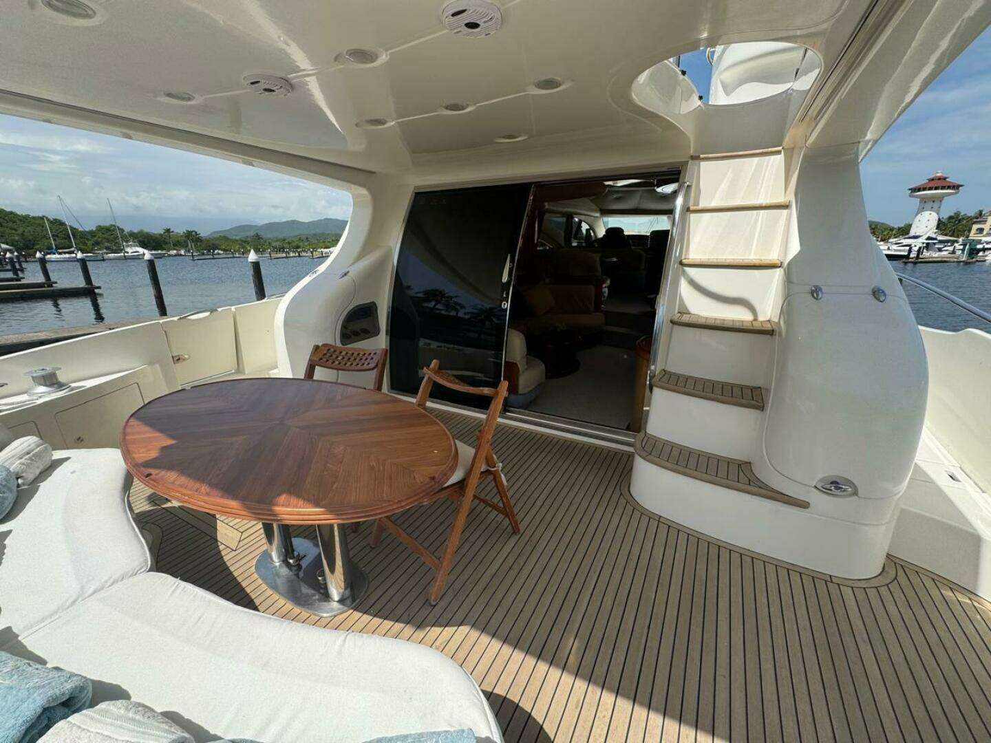 2001 Azimut 68 Plus - Image 8