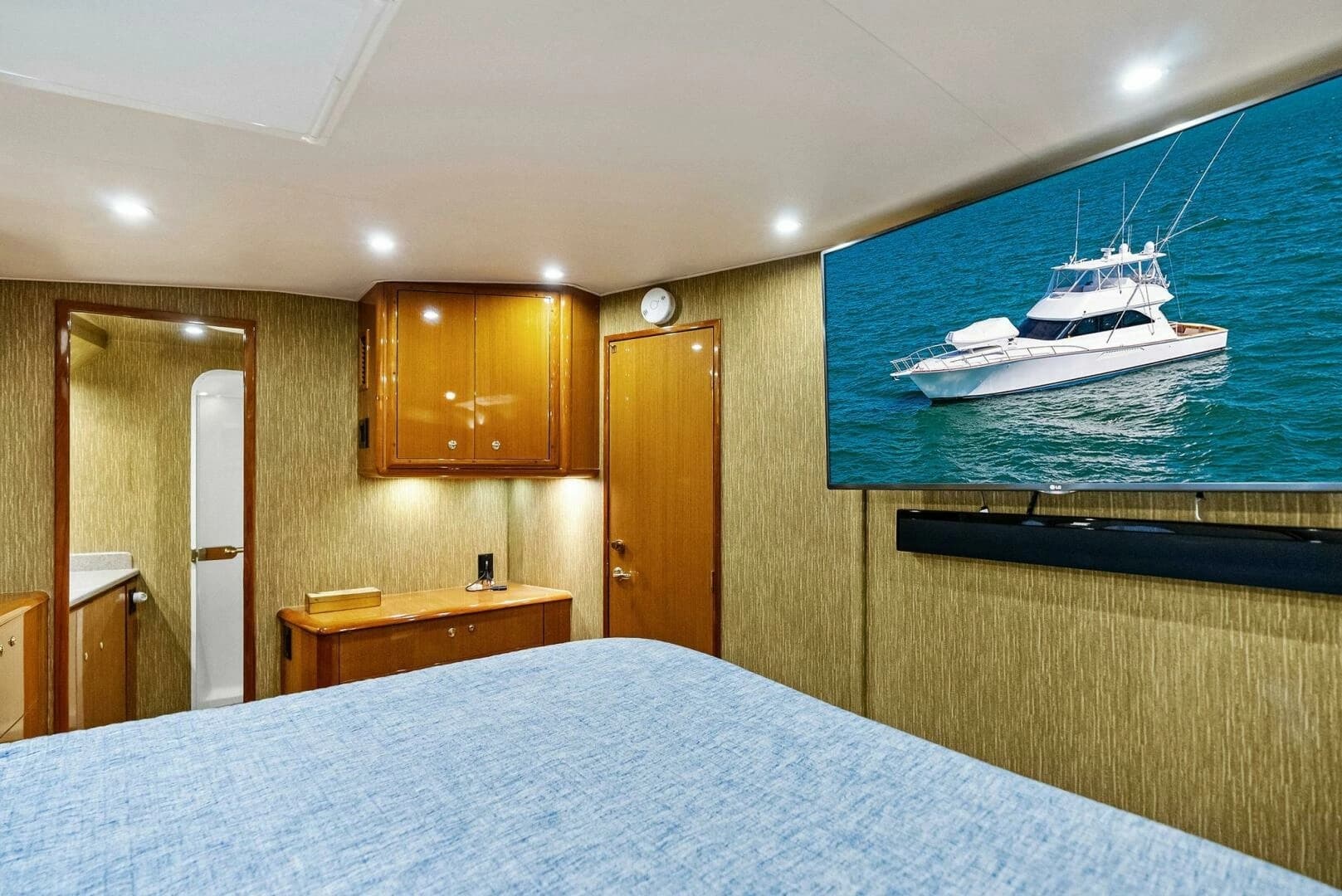 2002 Viking 65 Convertible - Image 31