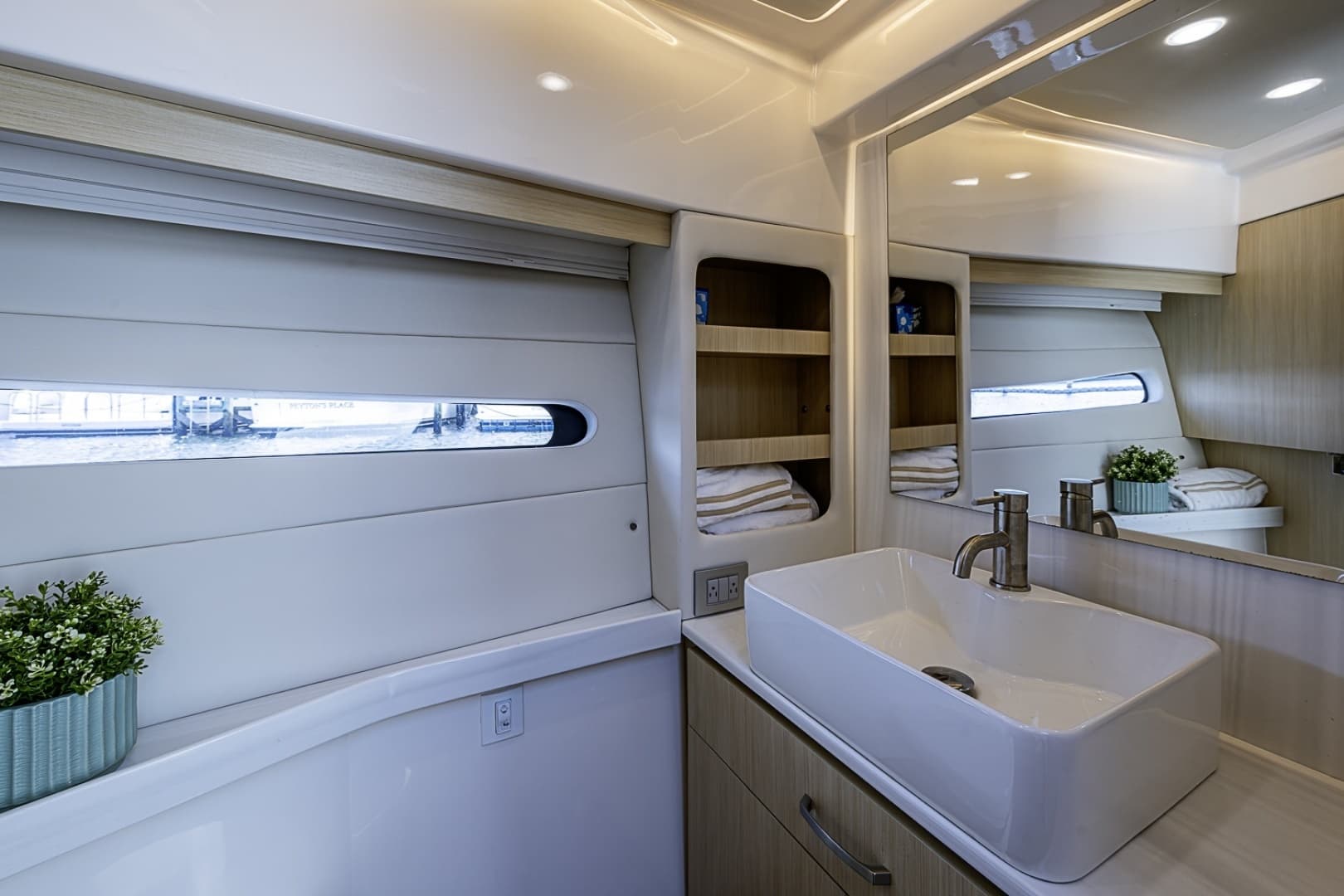 2025 Regal 38 XO - Image 35
