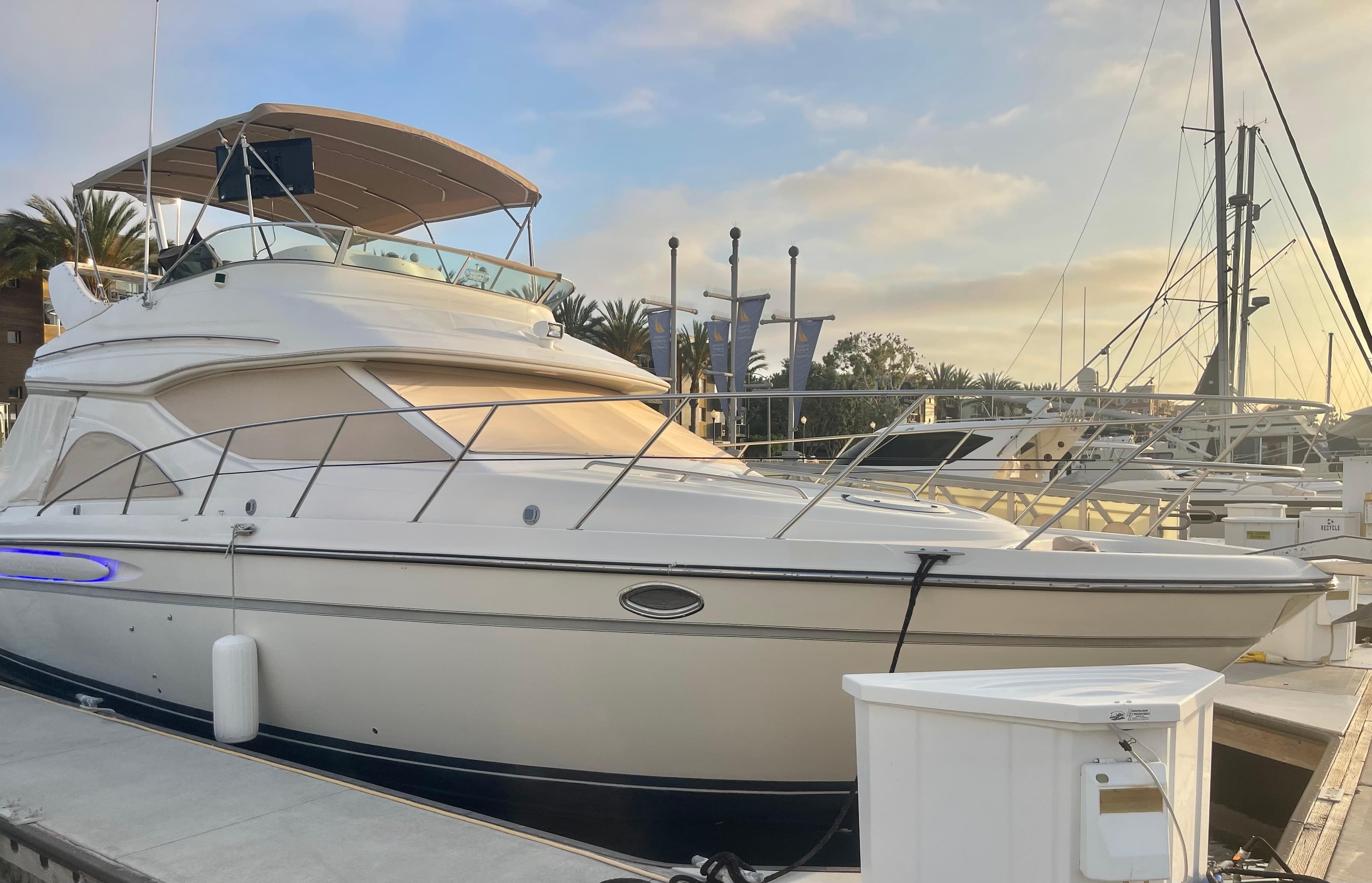 1998 Maxum 4100 SCA yacht docked at marina during sunset.