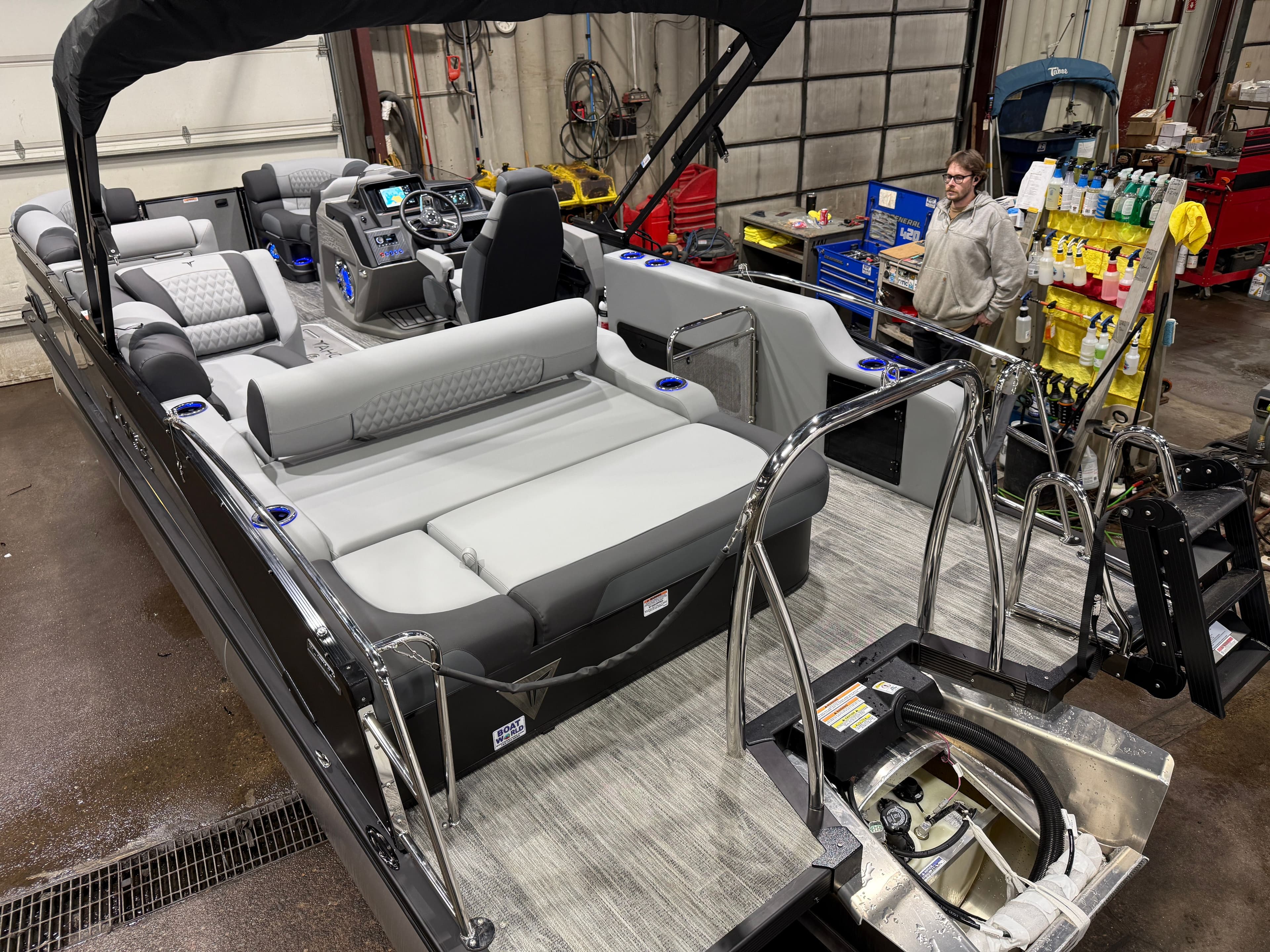 2026 Tahoe Cascade 200HP VRB 2385 Swingback Tritoon - 54