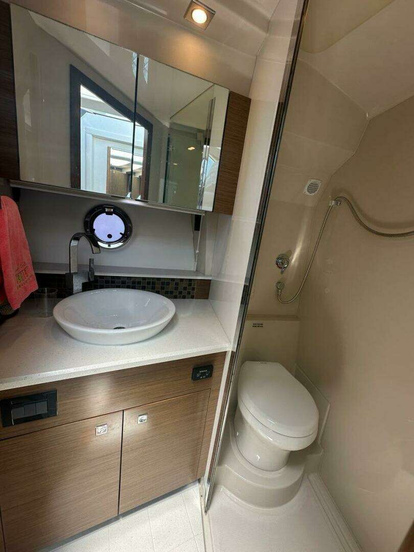 2015 Cruisers Yachts Cantius - Image 43