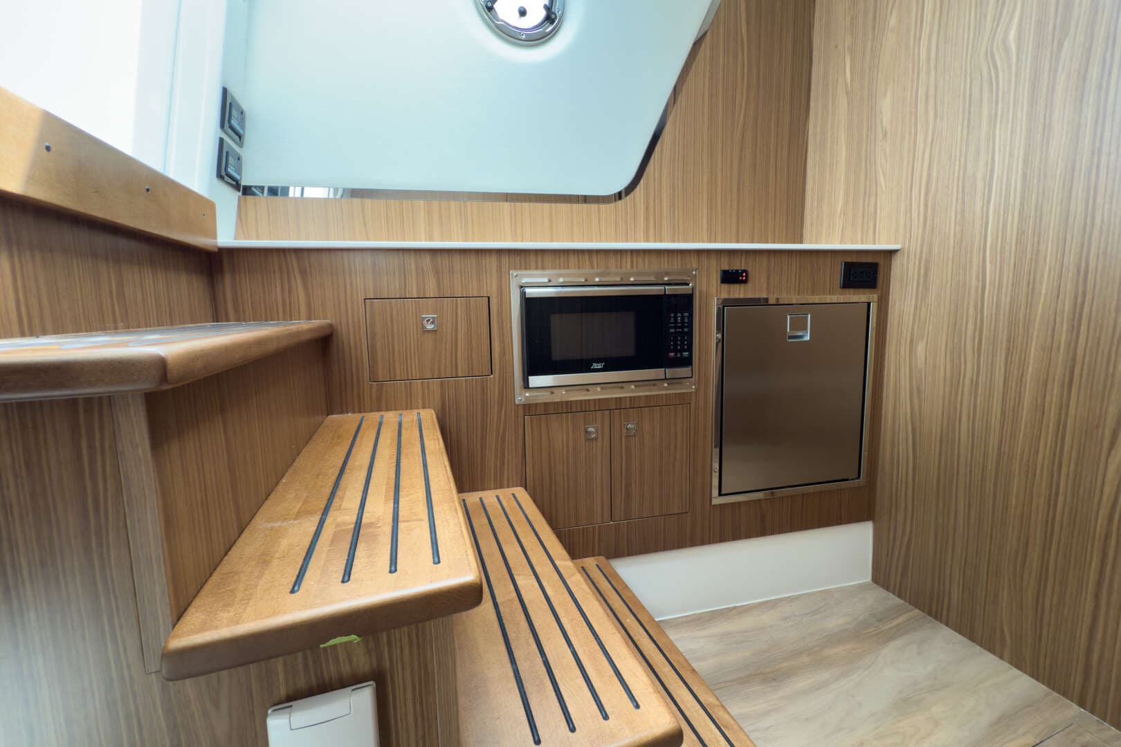 2026 Cruisers Yachts 50GLS OB - Image 26