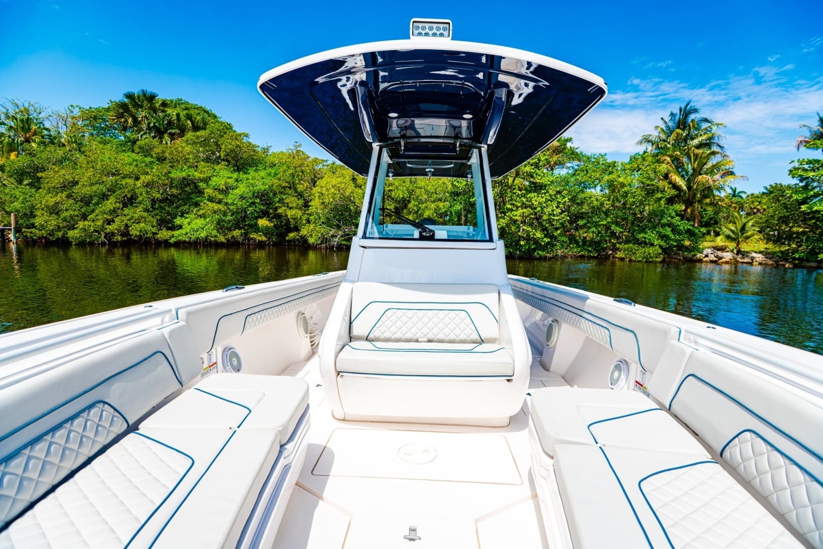 2018 Intrepid 327 - Image 17
