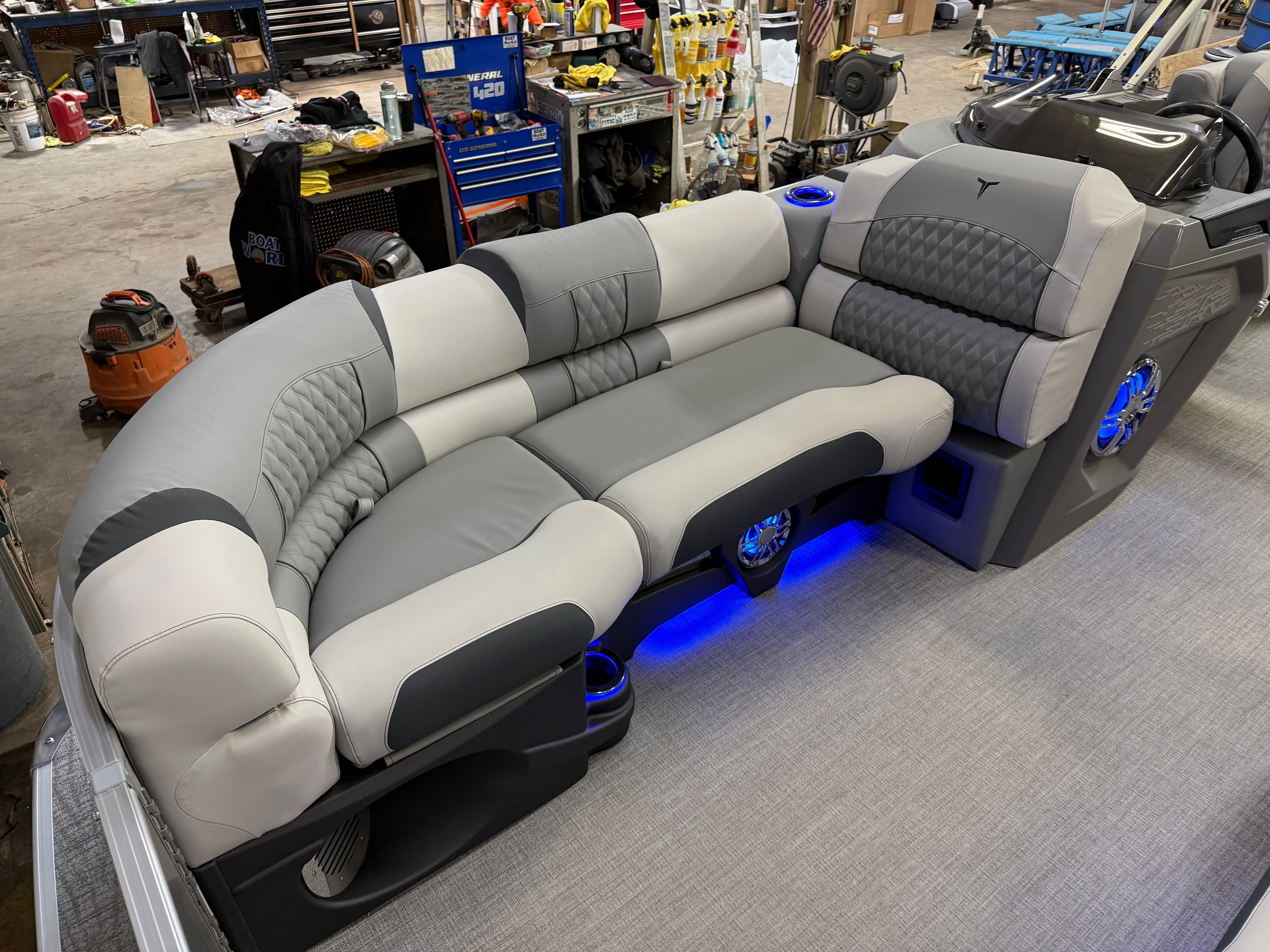 2025 Tahoe Cascade 200HP Quad Lounge 2385 Tritoon - 8