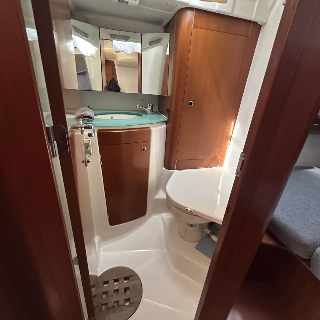 2006 Beneteau 523 - Image 25
