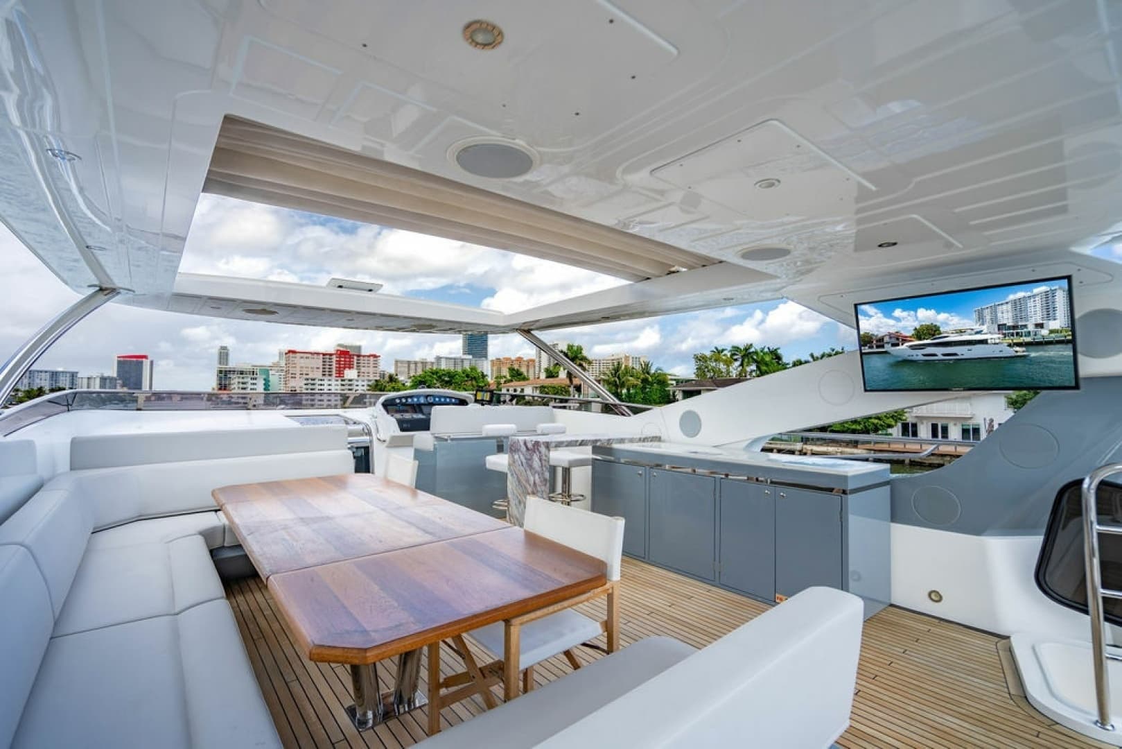 2019 Sunseeker 95 Motor Yacht - Image 24
