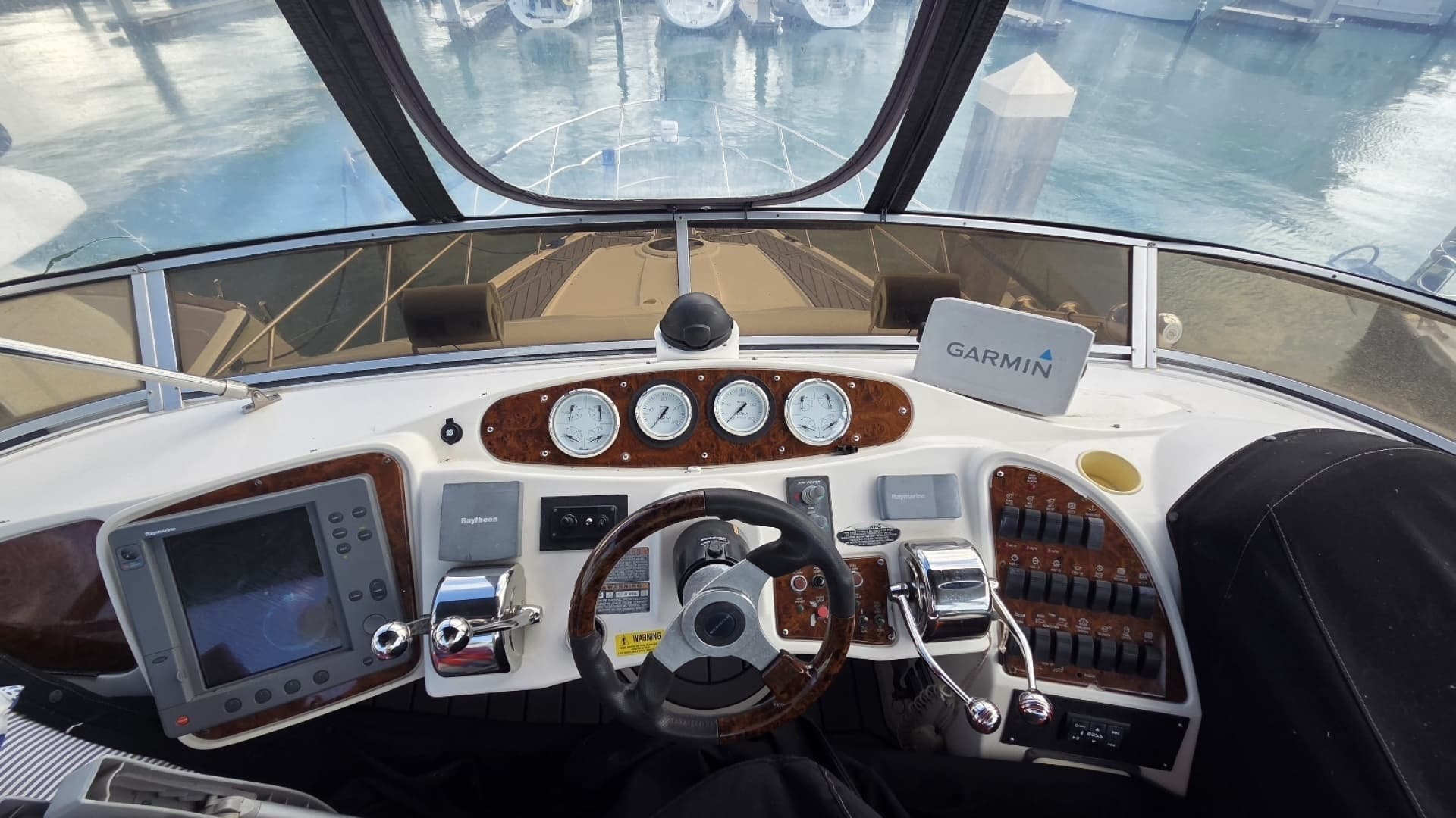 2004 Meridian 459 Aft Cabin Cockpit Motor Yacht - Image 17