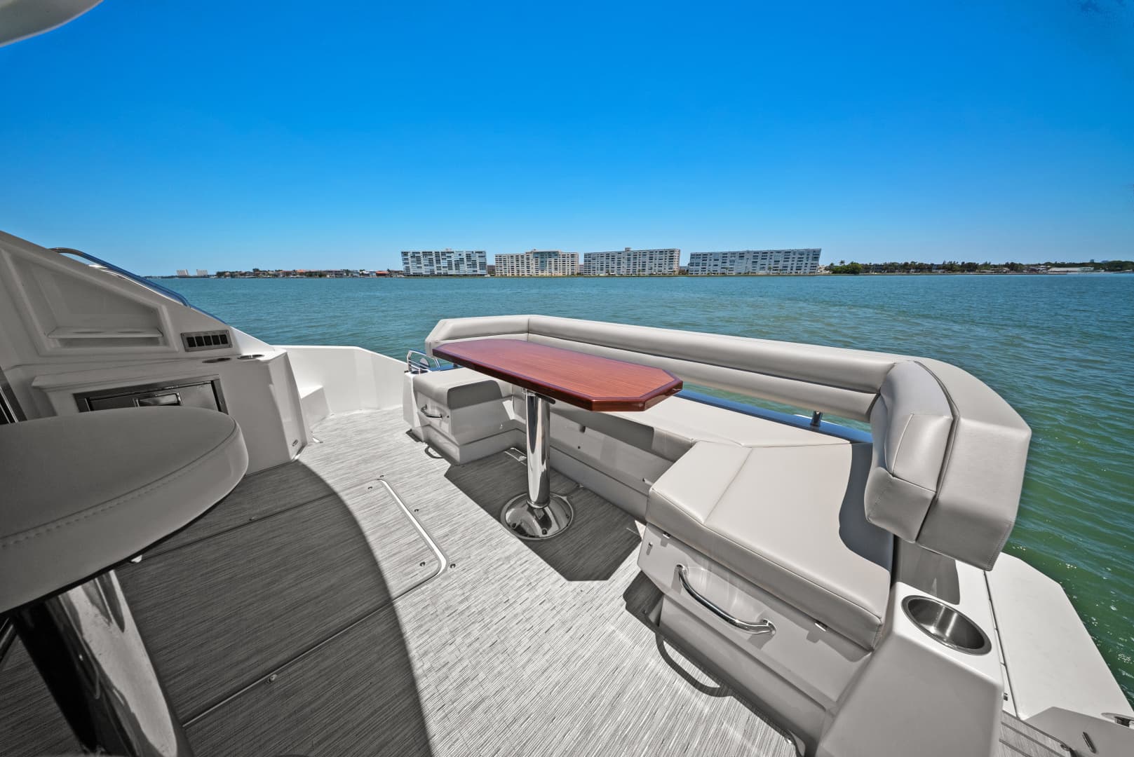 2025 Cruisers Yachts 50 Cantius - Image 23