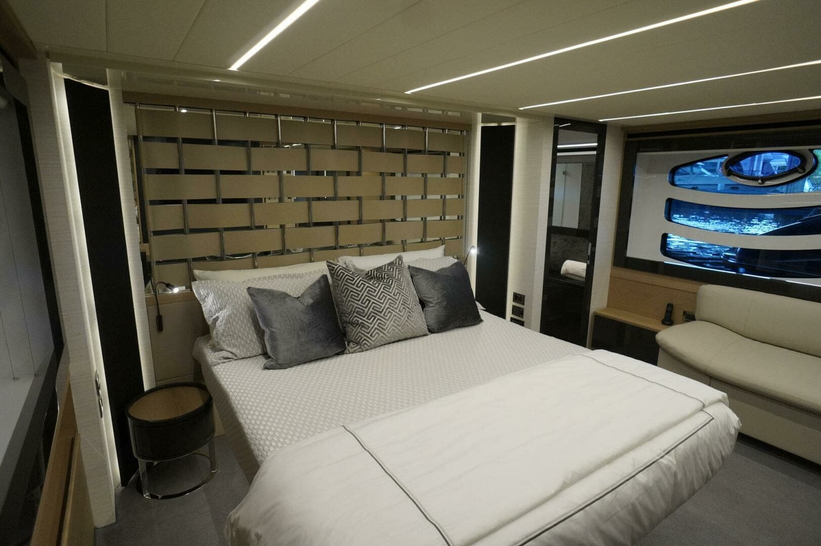 2016 Pershing 70 - Image 12