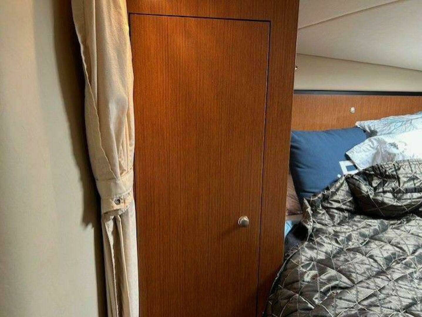 2004 Cruisers Yachts 340 Express - Image 34