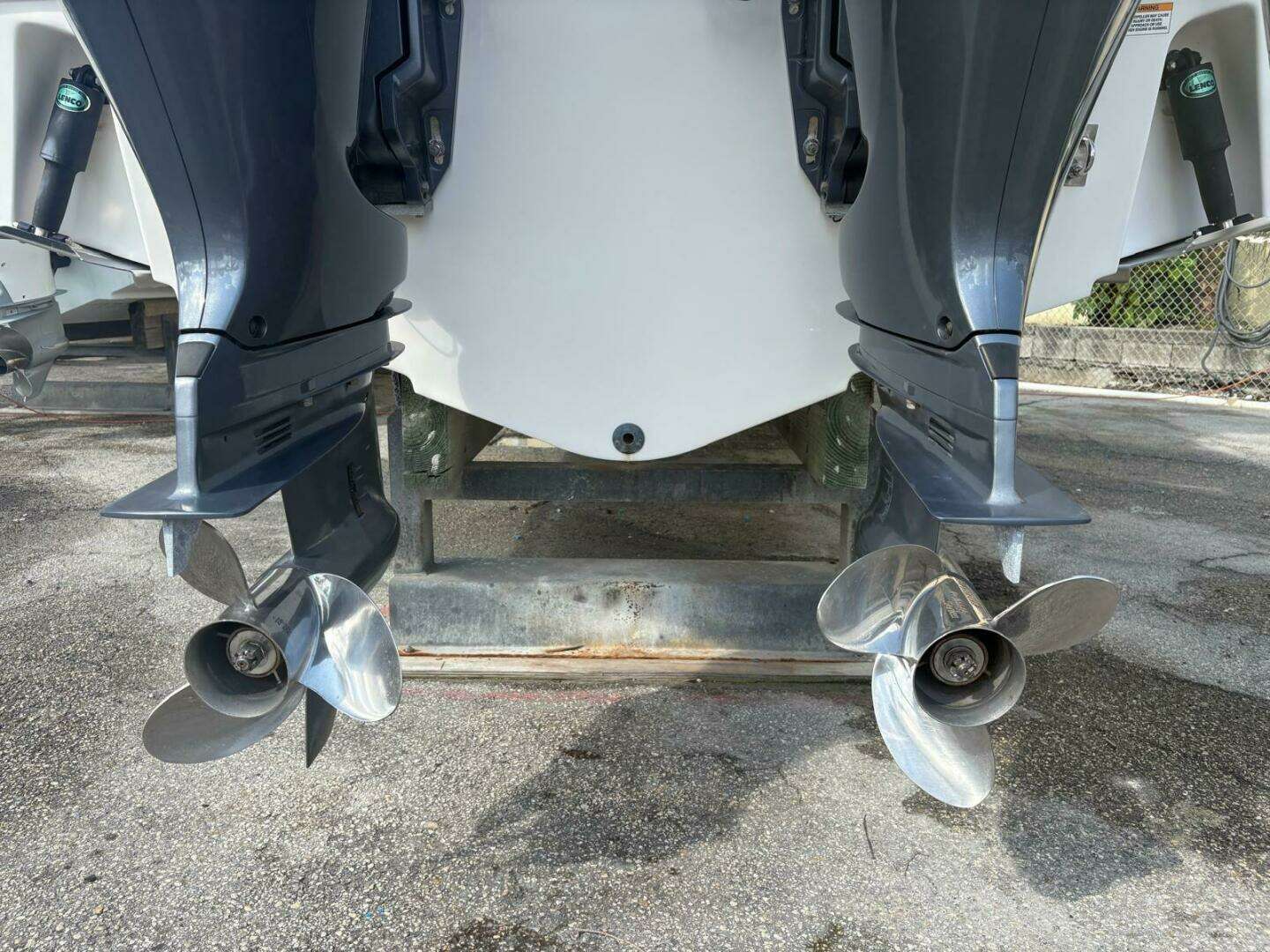 2021 Robalo R247 Dual Console - Image 30