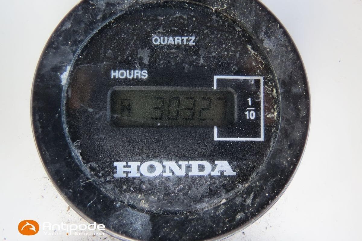 Honda hour meter displaying 3032.7 hours on a Beneteau Oceanis 411, 2003 model.