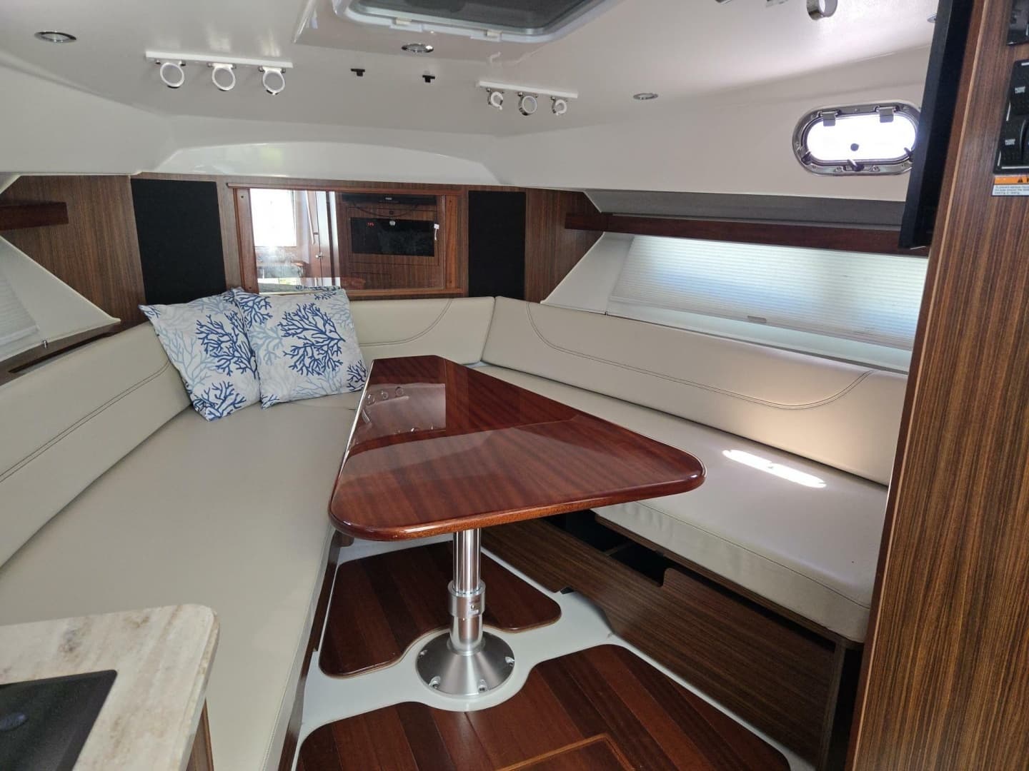 2019 Pursuit 355 Offshore - Image 6